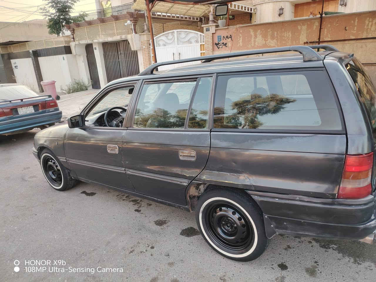 السلام عليكم.. استرا ستيشن أسود نفطي السيارة بلادي بيها تقحيل قليل موديل 1992 طخم جديد تايرات وباتري جديد سيارة جاهزة الكير شرط والمحرك بي صوت كم شفت حجم 16 شرط التحويل .. السعر 40 بيها مجال شي قليل المكان سادة بعويزة *********** أو مراوس مع تكسي افيو أو سي كي *********** غير متواجد عل واتس اب والماسنجر
