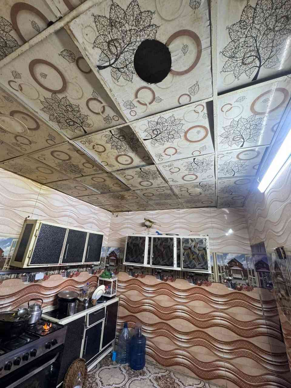 السلام عليكم دار للبيع مساحه 270متر يحتوي على 4 غرف نوم + صاله عدد 2 + حمامات عدد 3 + مطبخ عدد 2+ مناور عدد 2 + ستقبال + حديقه + كراج سياره مكان البيت منطقه لاصلاح قرب مولده نجاح السعر مناسب للاتصال ***********
