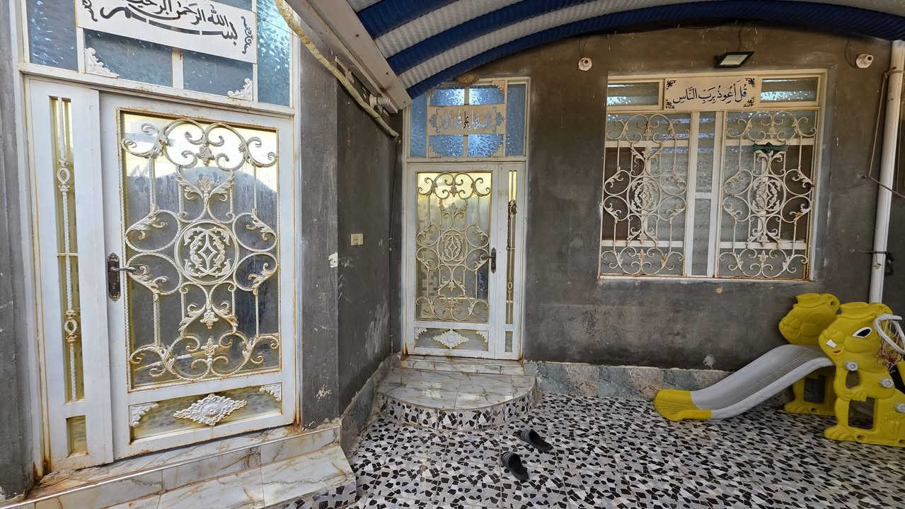 بيت منطقة ٧٥ طابو صرف للبيع شارع ٢٠ وقريب شارع المسبح وشارع سايدين ام العصافير بناء جديد وخدمات متوفرة التفاصيل اتصال ***********
