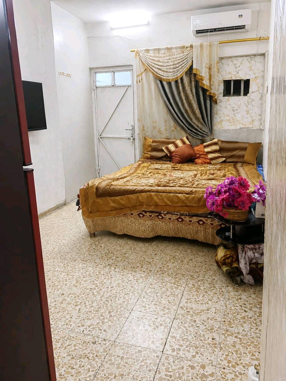 مكلفه بل نشر  بيت تجاوز 60 متر 
نزال 20 ماء ومجاري وكهرباء 3 خطوط
طابقين وبي معاملة ورقم من مجلس بلدي كامل 

الطابق الأول كراج واستقبال ومطبخ وغرفة ومناور اثنين وحمامات اثنين داخلي وخارجي

والطابق الثاني غرفة وحمام وبيتونة وسطح الطابق الثاني فقط سقف ساندويج

مكانة بغداد جديدة بشارع المسبح قرب روضة المقدام 

رايدته ب70 مليون وبي مجال 
غرض البيع نريد بيت أكبر 

للتواصل ***********