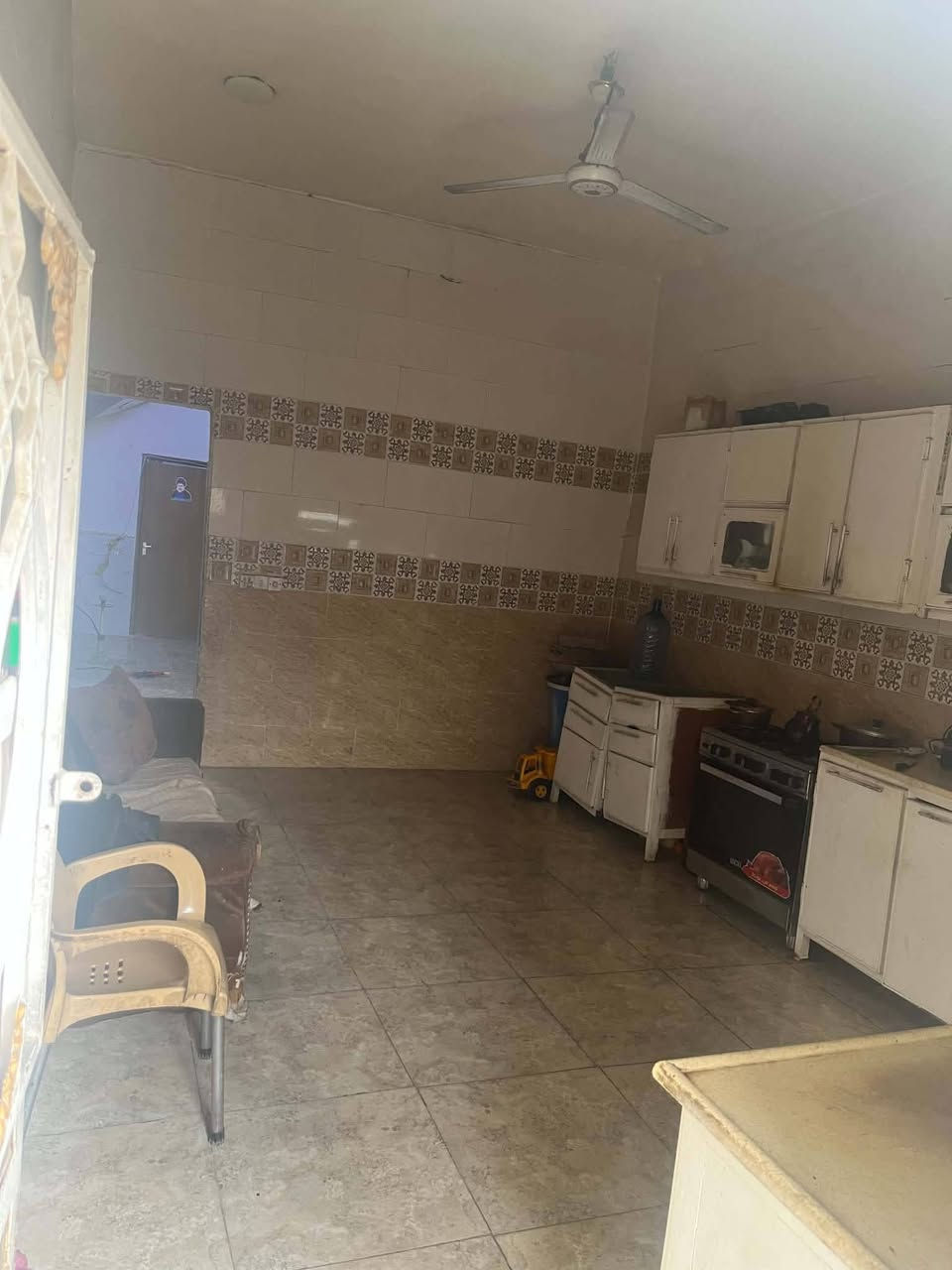 200 متر  خلف السنتر الجديد يبعد عن شارع  خمسين متر مجاري وتبليط مقرنص 
كهرباء درجه اولى خلف السنتر الجديد مساحه ٢٠٠ 
مجاري 
بواري مي كله شغل ممتاز 

الطابق الاول

غرف نوم 5*6
صاله6*5 
حمام3*2
استقبال 9*4
مطبخ6*4

الطابق الثاني
غرفه نوم8*6
صحيات 3*1 نص 
صاله 6*3
بلكونه 1*8ونص

يحتاج فقط لبخ الواجها 

ب ٦٨ وبي مجال قليل
