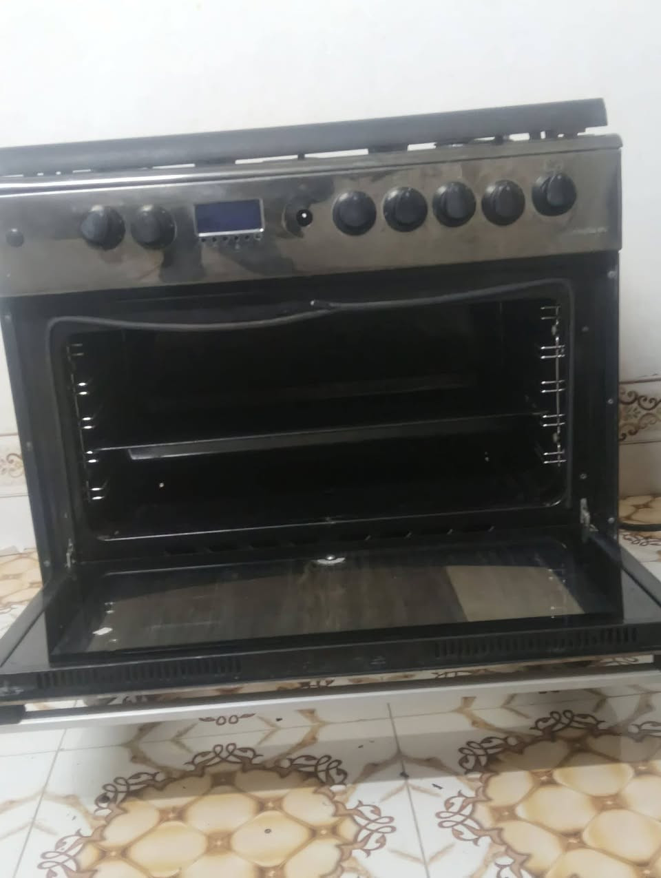 طباخ تركي خمسه عيون نضافه فول شغال كامل مابي عيب سعرو 100وبيه مجال ***********
