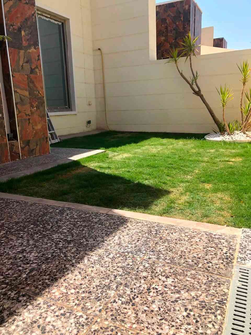 السلام عليكم ورحمة الله وبركاته
منزل 🏠 ٢٠٠ متر , طابق ونصف 
يحتوي على ٣ غرف نوم 
وصاله استقبال صحيات
حديقة وكراج سياره 
جاهز للسكن استلام مباشر 
مدينة جوهرة بغداد 
مجمعات حوراء بغداد السكنية 
الدورة الزنبرانية على سريع الدورة يوسفية الجديد 
الاتصال على الرقم 
***********
