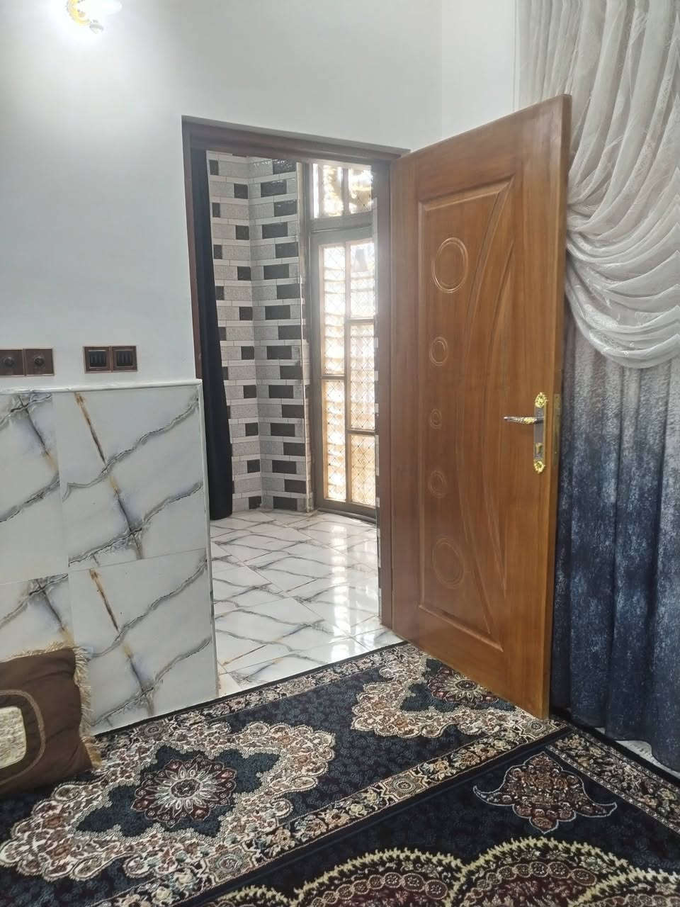 🏡 بيت للبيع او المراوس - بناء حديث (صب) - طابو صرف 🏡
​💵 السعر: 175 مليون (مطلوب للإسكان 18 مليون).
​📍 الموقع: حي الكرامة (نهاية شارع العيادة الي بحي التضحية) - شارع البيت 10م.
​📐 المساحة: 200 متر مربع.
​🧱 تفاصيل البيت: طابق واحد صب، غرفتين نوم، صالة كبيرة + صالة صغيرة، ديوانية كبيرة، مطبخ (حار/بارد)، صحيات داخلية وخارجية، كراج، ومنورين، السطح شتايكر.
​⚡ الخدمات: كاملة (ماء، كهرباء، مجاري، مدارس، أسواق).
💥 للتواصل 💥اتصال أو واتساب ***********
