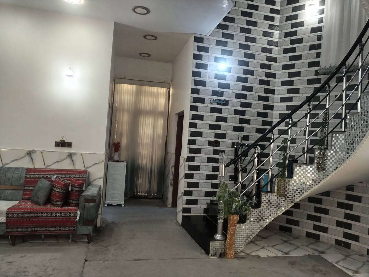 🏡 بيت للبيع او المراوس - بناء حديث (صب) - طابو صرف 🏡
​💵 السعر: 175 مليون (مطلوب للإسكان 18 مليون).
​📍 الموقع: حي الكرامة (نهاية شارع العيادة الي بحي التضحية) - شارع البيت 10م.
​📐 المساحة: 200 متر مربع.
​🧱 تفاصيل البيت: طابق واحد صب، غرفتين نوم، صالة كبيرة + صالة صغيرة، ديوانية كبيرة، مطبخ (حار/بارد)، صحيات داخلية وخارجية، كراج، ومنورين، السطح شتايكر.
​⚡ الخدمات: كاملة (ماء، كهرباء، مجاري، مدارس، أسواق).
💥 للتواصل 💥اتصال أو واتساب ***********

