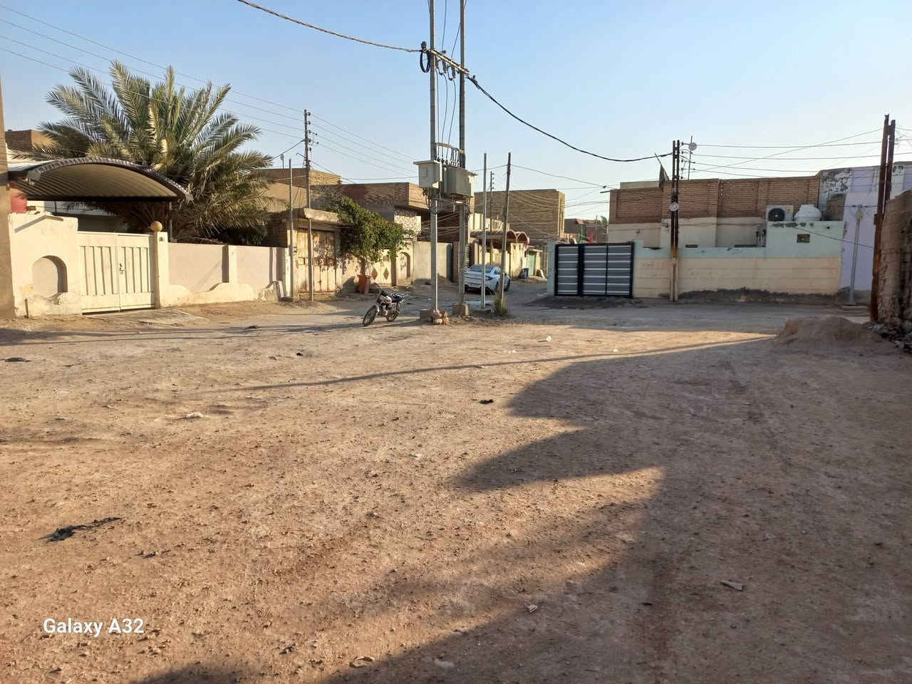 السلام عليكم 
قطعة ارض للبيع مساحة 130 متر
ركن على شارعين 
حي العسكري شارع مقابل الكراج عالحدايق
قرب بيت سعدون عوفي الشيباوي
للاستفسار الاتصال على الرقم ***********

