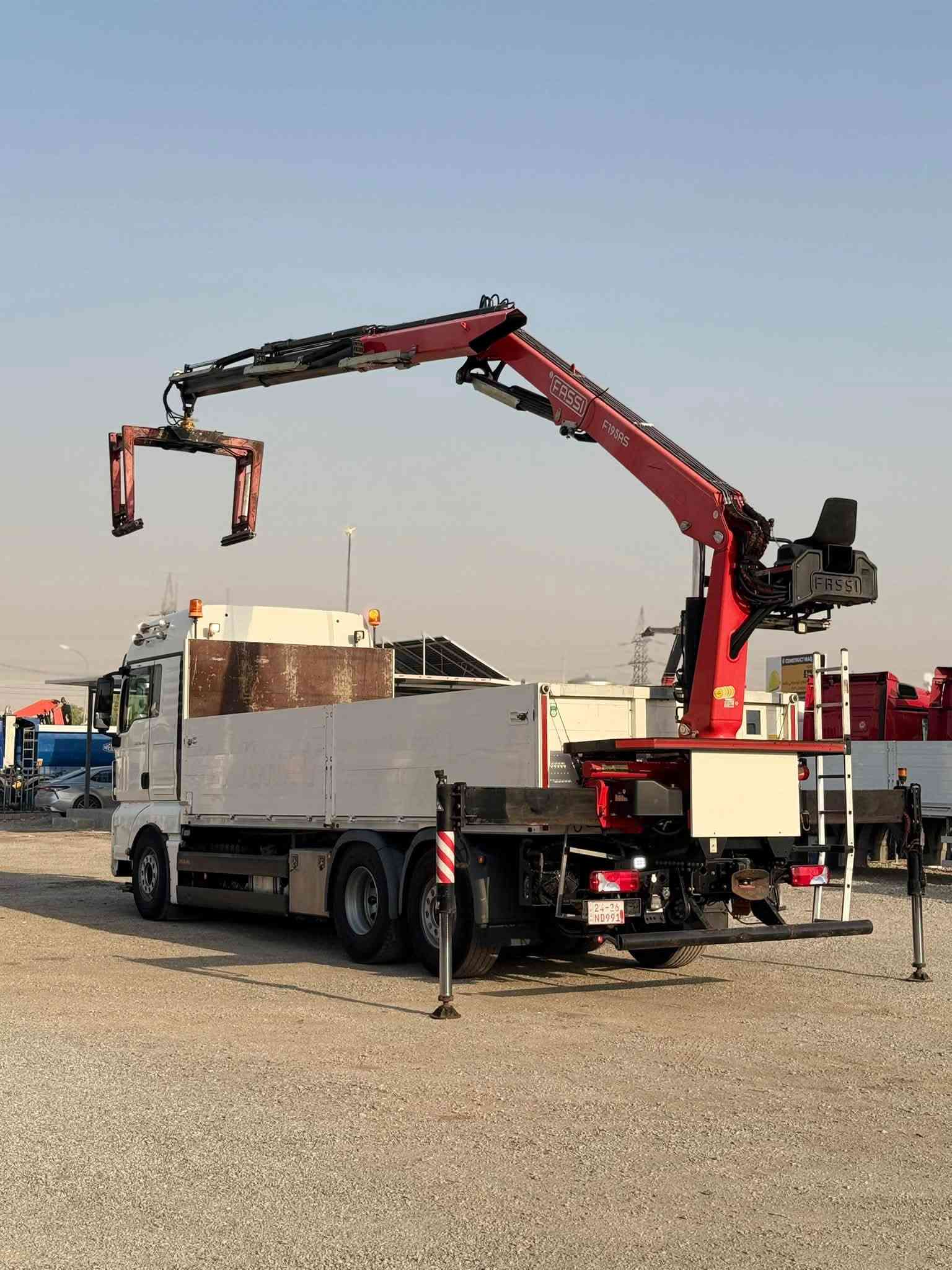 معرض مهدي اربيل
نوع : مان كرين بلوك
موديل : 2018
حجم :TGX 26.460 
ألون : ابیض
مواصفات: مان كرين بلوك بيلادي فول فول موسفات  دبل قمار كامير حساس كامير صفح خلفي رتايدر تبريد سلاج شاش كبير هور بيلادي كدام جبليس استيرن دوار بيلادي كرين فاسي حجم 195 ليفر حفار 2 سيلايت توب كماش جايز سيار مكفول من كولشي
گير :كهرباي 12 نمر
 العنوان : اربيل  قوشتب تريق كركوك  معرض مهدي اربيل 
***********
***********
