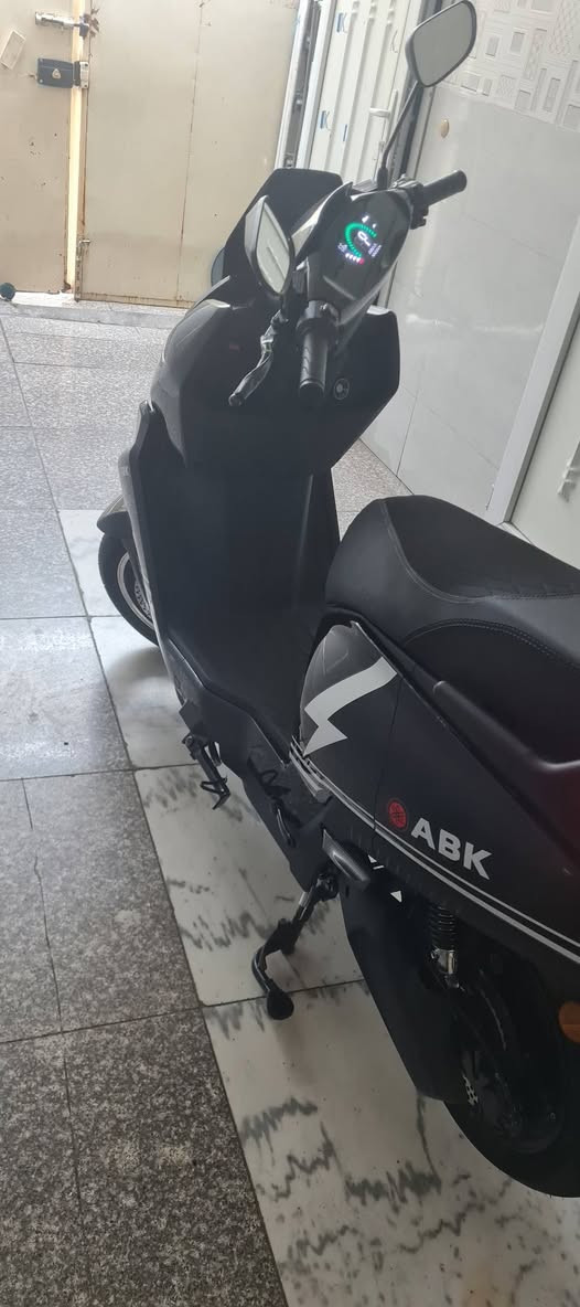 السلام عليكم 
دراجة شحن للبيع ماركة abk E4 دولفين بطارية ليثيوم ٤٥ امبير وملف ٢٥٠٠ واط سرعتها ١١٠ نظام ٤ سرع ورجوع للخلف وبارك لدات سكن وبك لايت ولايت زينون شاشة ديجتال ويو اس بي الدراجة جديدة بمعنى الكلمة صار شهر من اخذتها من مؤيد طيارة رايدها بمليون و٤٠٠ وبيها مجال بسيط .
***********
