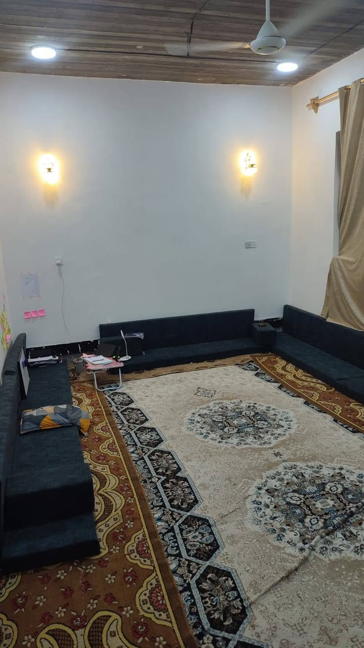 بيت البيع في الكوفه (البراكيه )
قرب معمل السمنت 
قرب البانزين خانه مال بيت حجي وحيد 
مساحه ٣٧٥ 
طابو زراعي 
البناء _ستقبال _صاله _غرف نوم ٢ _حمام داخلي  
_حمام خارجي _مطبخ 
البناء طابوك 
لسقف صب كونكريت 
ريضيه رفت صب
سعر ٦٥وبي مجال الشراي 
رقم ***********
