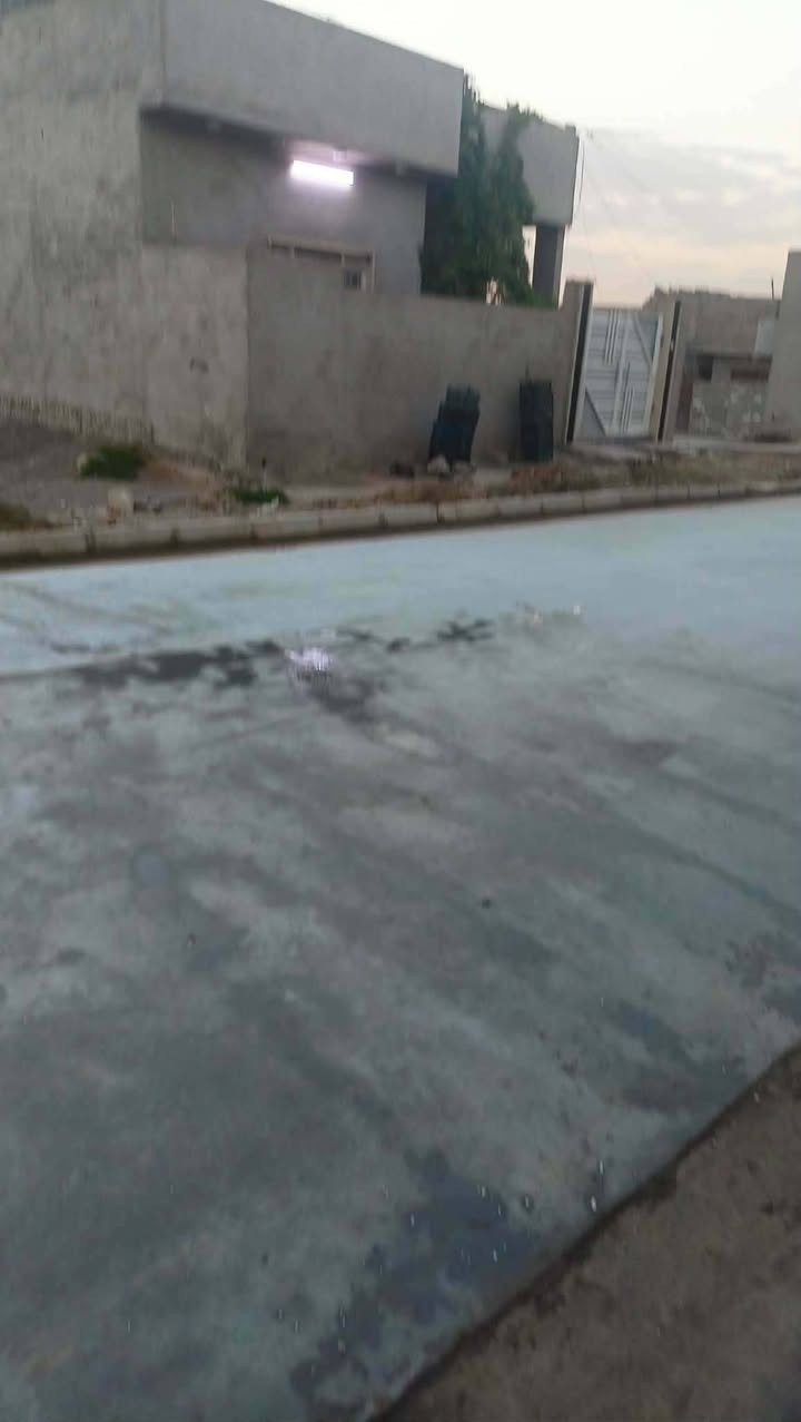 الدار للبيع المساحه 150 متر العنوان حي زياده قرب شارع ثلاثين غرفتين كبار واستقبال ومشتملات البيت بناء حديث نوع الارض زراعي بي وصل بلديه البيت بي خدمات ماء وكهرباء وتبليط صب جديد التواصل خاص او على الرقم ***********

