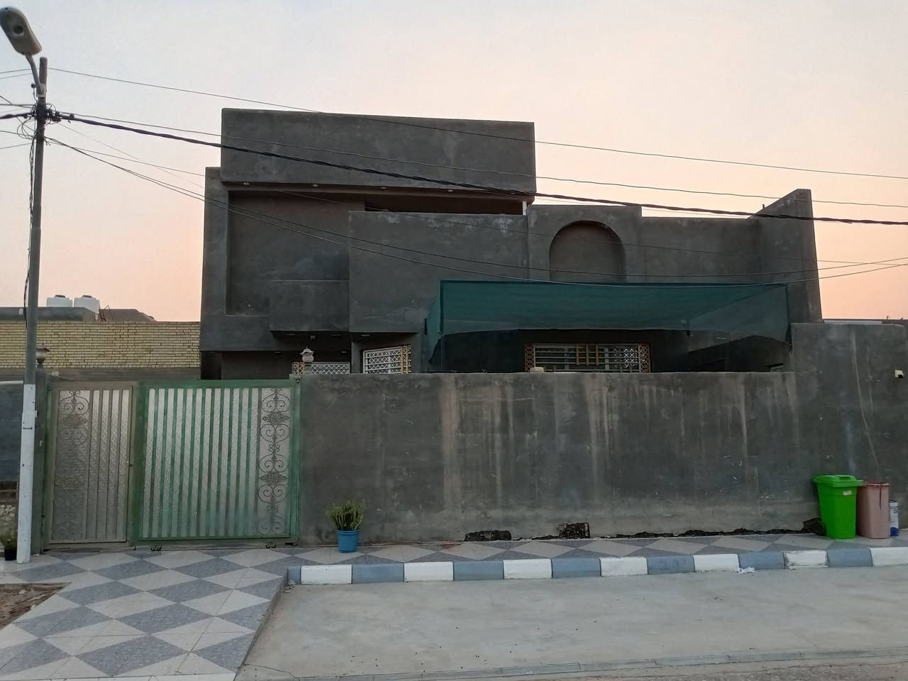 🚨 إعلان بيع:دار سكن  طابو صرف بناء حديث وبسعر مناسب جدا 🚨 
📍 الموقع:   

بابل - الحمزة الغربي - حي  الحوراء السعر المطلوب 300مليون وبيه مجال اخوان الدار مطلوب سلفه اسكان تريد نسدد او استقطاع من السعر حسب الاتفاق تفاصيل الدار عرض الشارع 15 متر 

📄 الوضع القانوني:

طابو صرف تحويله مباشر بسم المشتري 

📐 المساحة والإنشاءات:

المساحة:  (250). متر 
اط

المباني: بناء حديث 

 الدار يتكون من طابقين 
الطابق الاول 
كراج سياره 
حديقه واسعه 
استقبال الطول 8متر
صاله طابق الارضي 7×5
الصاله الطابق الثاني 9×5
غرف نوم  عدد اثنين  الطابق الاول 4×5
الطابق الثاني 
غرف نوم عدد اثنين 5×4
مطبخ بارد 5×4
مطبخ حار 
صحيات داخليه 
صحيات خارجية 
صحيات الطابق الثاني أيضاً 
السقف كونكريت مسلح 
الارضيه درجه أولى 

⚡ الخدمات المتوفرة:

خط ماء إسالة.

تبليط
مجاري حديثه 
كهرباء وطنية.

خط مولد 
📞 للاستفسار والتواصل (على مكتب اسوار المدحتيه للعقار الكائن في حي الحوراء مقابل السايلو):

يرجى الاتصال أو المراسلة عبر الواتساب مباشرة على الرقم التالي:

 ***********👉👉👉***********
                           عماد ابو نور
