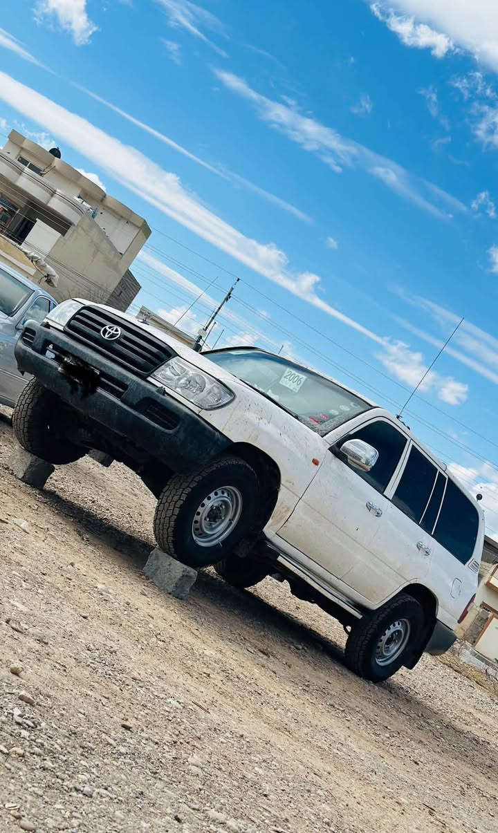 تويتا لانگروزر 2005مونيكا علوج
سةيارةكة حيزام بوياخة سةقف و بونيد بوياخ نية
دةژبول بةرز ماسي 
تةبريد لةگةل سوچ 
گيرر مةكينة و دةبل قورس و سوك بةشةرت
پێش و پشتی كەپس
پيش تةبلةي گرايم شةقت 
مالةكة ريك و پيكة تةقةو رةقةي نية
شاشة ئايبات و كامل سةماعةي مةزبوت 
تاقمي تايةي بلاكي لةژيرة تازة 
بو سعري 
گورينةوةش بة شاهينةي ساغ اگةر هةبوو
***********

