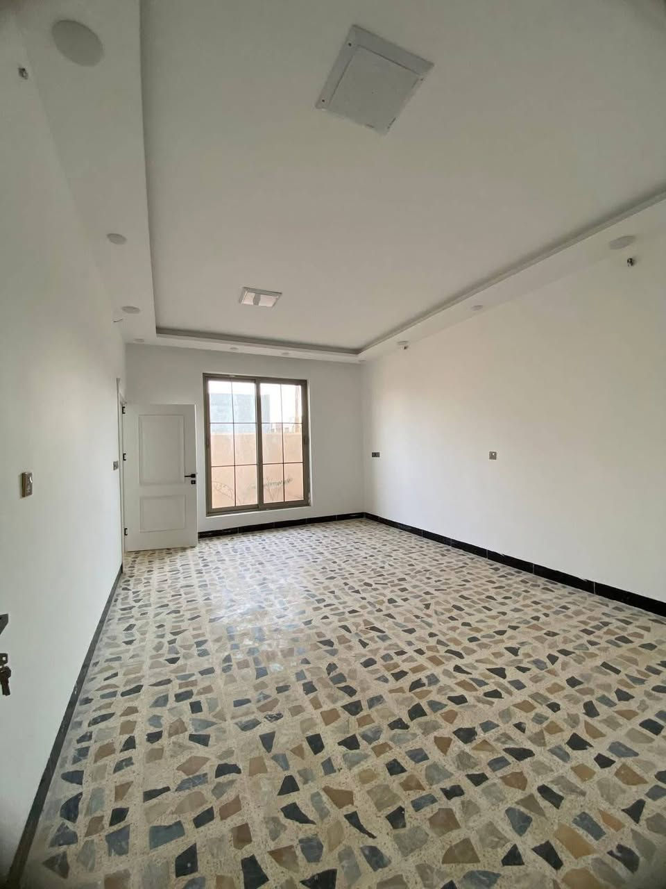 السلام عليكم للبيع دار بتكريت الديوم التوحيد🏠
مساحته 200متر 10م في 20م شارعه 15متر🛣️
غرف نوم واسعه 2 وأستقبال ومطبخ حار وبارد☑️
وصاله واسعه وحمام و 2صحيات وكراج وحديقه🏕️
واجهيه حجر وسحب مغربي ونظام دكتات بالكامل✔️
الدار شغل جناي درجه أولى وسعره مناسب بالنسبه🏗️ لموقعه ايضاً قريب جداً من شارع 60 الرئيسي☑️
للأستفسار أكثر مراسله الخاص أو مراسله الواتساب📲. ***********
او مراسلة الصفحة
