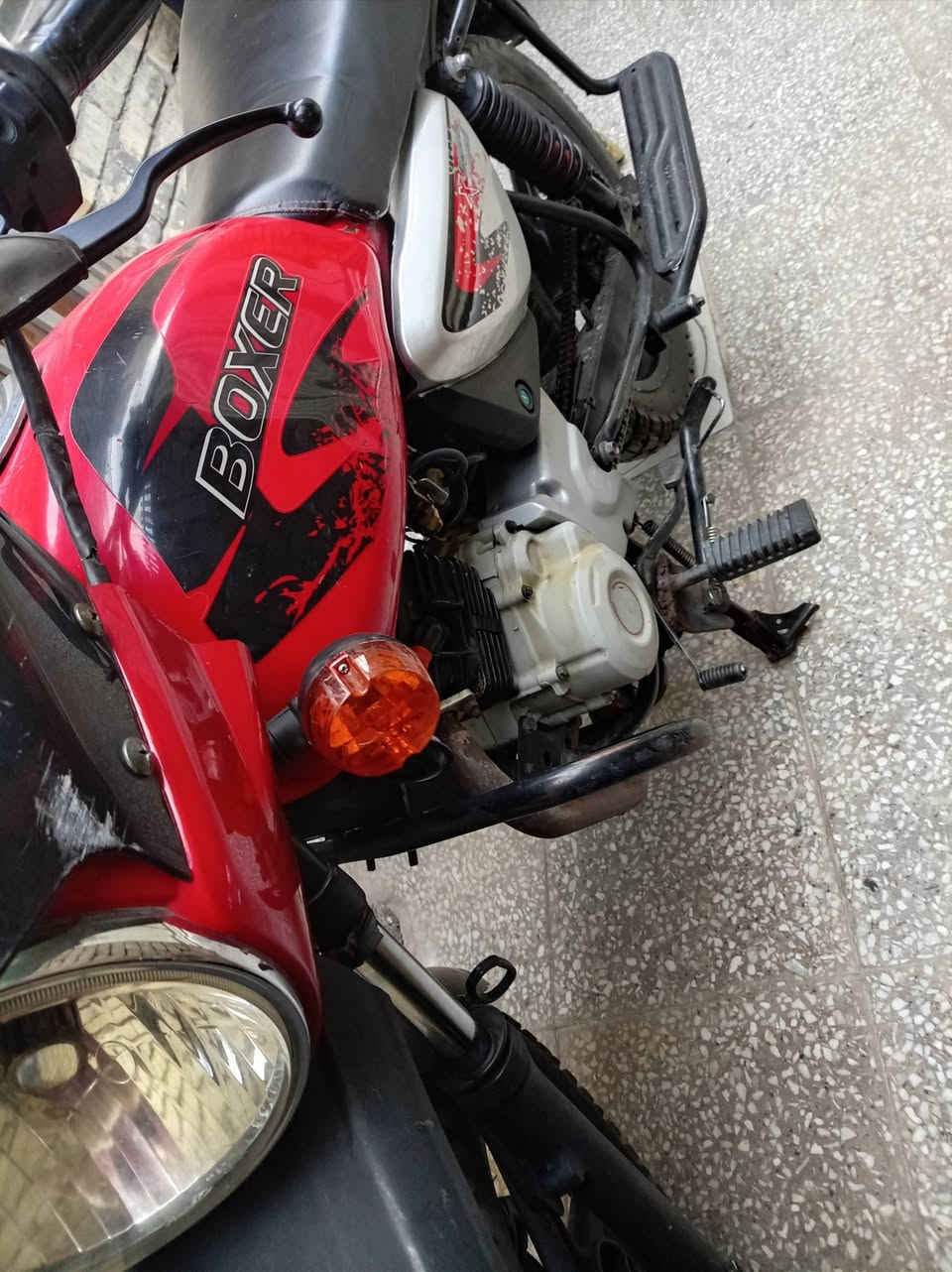 السلام عليكم بوكسر موديل 22 نازلة بال23 كل شي ما بيها سعرها قفل 850 بدون اوراق 
بغداد الدورة ***********
