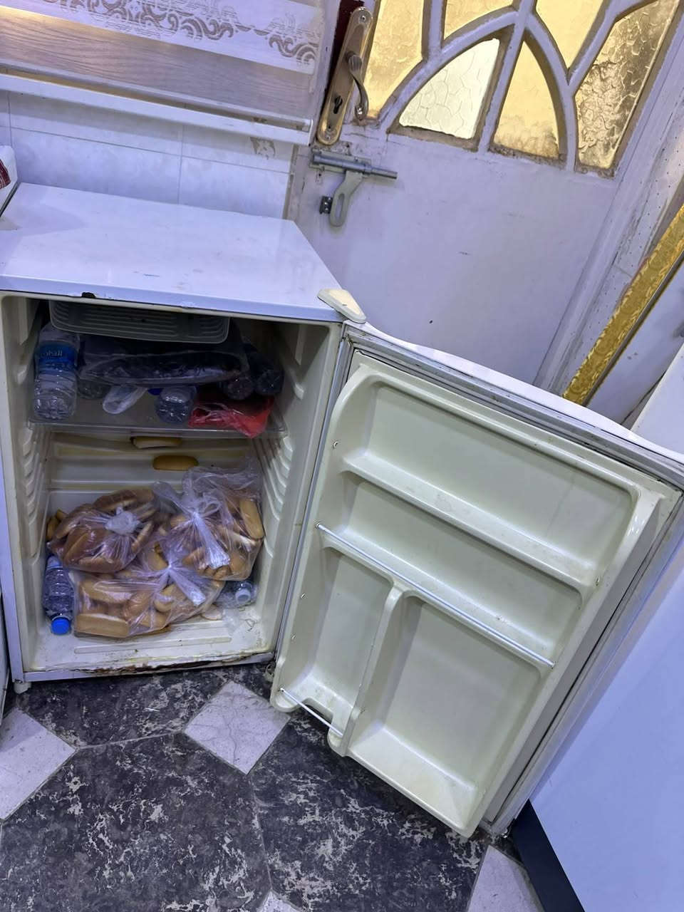 ثلاجة • أجهزة منزلية • أغراض