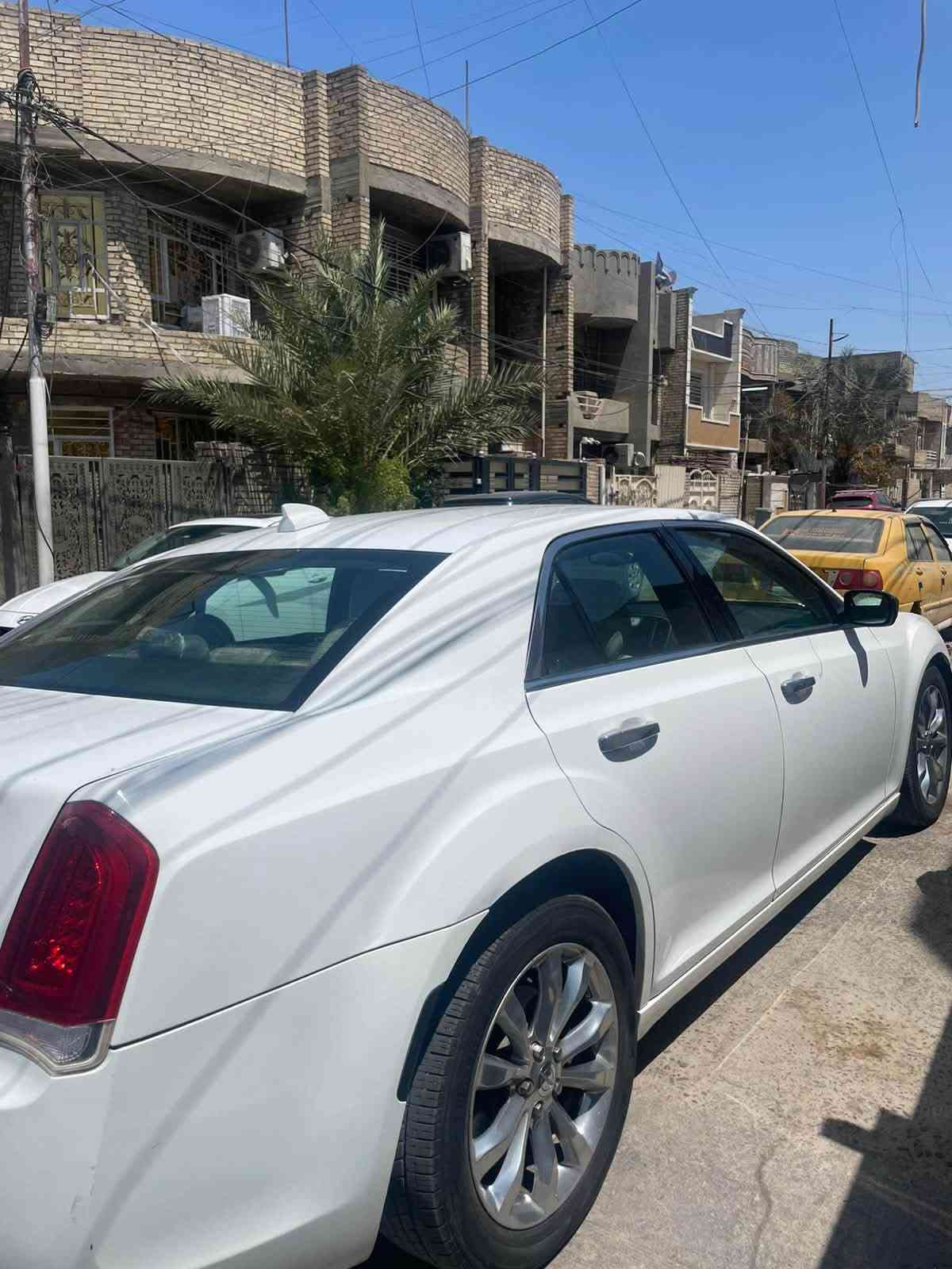السلام عليكم كرايسلر c300 تورنك لون ابيض 2018 رقم بغداد ماشيه 200 الف كيلو مو ميل محرك 6 سلندر 3600 السيارة حادثهة مال امريكا موجود بالصور وبيهة 3 مكانات بارد مكاني بغداد الكرخ 
السعر 198 وبيهة مجال بسيط 
للتواصل ماسنجر أو  الرقم  ***********

