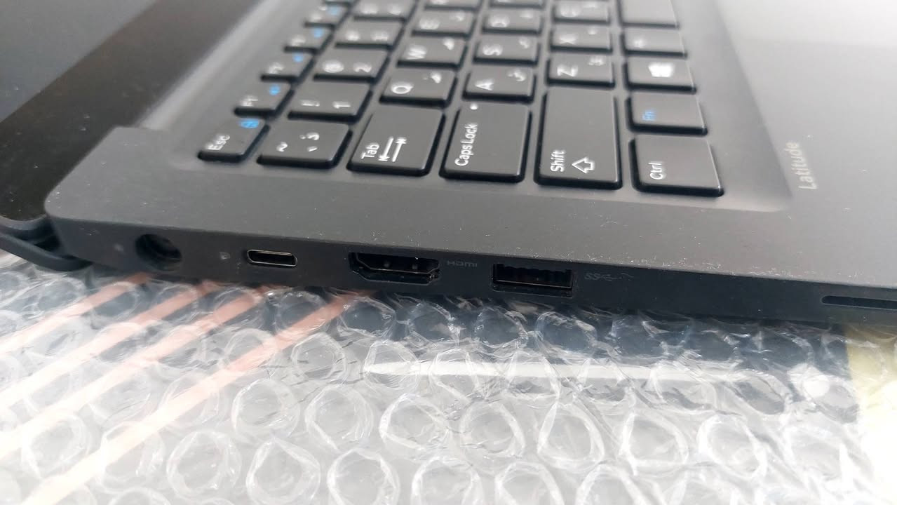 Dell Latitude 7280

المعالج :Intel® Core™ i5-6300U (2 Cores, 4 Threads, 2.40 GHz Base Clock, up to 3.00 GHz Turbo Boost)

كرت الشاشة Intel® HD Graphics 520 (Integrated)

8 GB DDR4
256 GB M.2 NVMe SSD

Display: 12.5-inch Full HD (1920 x 1080), Touchscreen with 10-point multi-touch support
(الشاشة تدعم اللمس)
المنافذ 
2x USB 3.1 Gen 1 (one with PowerShare)
​1x USB Type-C (Supports DisplayPort over Type-C)
​1x HDMI
​1x RJ-45 Ethernet Port
​MicroSD Card Reader
​Universal Audio Jack
البطارية تكفيك ٤ ساعات بدون ضغط 
يأتي معه الشاحن الأصلي 
السعر ٢٤٠ 
يوجد توصيل لكل المحافظات  
***********
