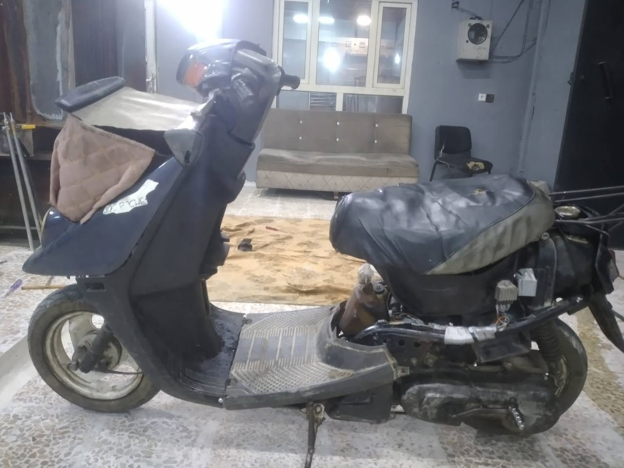 للبيع ماطورشرط هندرواحديشتغل تحريكا ومعدل مكينه خرسه لاصوت ولا وني اكسن معمره صايله ٦ ايام لايت أمامي ولايت صغير شغال شاصي ملحوم رقم واحد سعرو(٩٠)شاري يخابرني(***********)(***********)موصل حي النور

