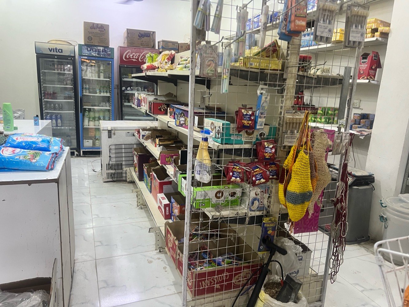 محل للبيع المكان نجف  المحل ركن في نص السوق وارده 350  وقابل للزياده انهمل بسبب دوام  المجمدات مو من ضمن المحل الايجار مالته ٣٠٠ السعر اربع ملايين وبي مجال  لل استفسار اتصل على الرقم *********** الرقم بي واتساب