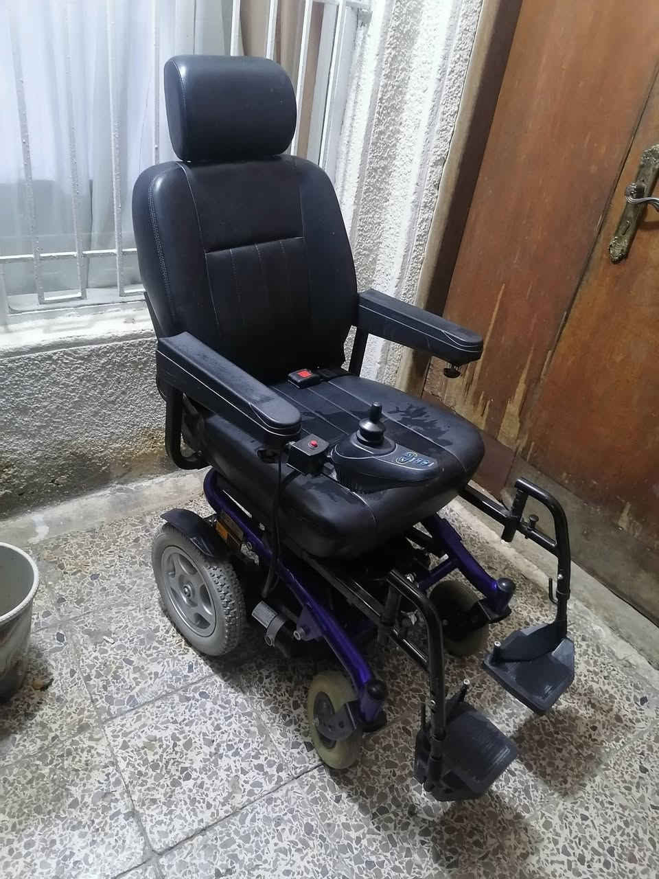 السلام عليكم كرسي كهرباء متحرك جاهز اي نقص مابي بطاريات اصلية جديدة للبيع العنوان البياع حي الرسالة للاتصال ***********
