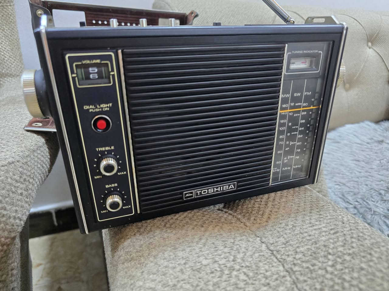 📻 للبيع: راديو توشيبا أنتيك أصلـي (Toshiba Sound 750) 📻
​تحفة أصلية وعريقة لهواة الأنتيك والقطع النادرة!
​لكل عشاق الزمن الجميل ومقتني القطع الأنتيك المميزة، نعرض لكم راديو Toshiba Sound 750 الياباني الفاخر بصلابته وتصميمه الكلاسيكي الأنيق.
​🌟 مميزات الجهاز:
​الماركة: Toshiba (توشيبا الأصلية).
​الموديل: Sound 750 / FM Transceiver System.
​الموجات: يدعم موجات (FM / SW / MW).
​المواصفات التقنية: مزود بتقنية IC FET لنقاء الصوت واستقبال قوي للإشارة.
​التحكم بالصوت: مفاتيح للتحكم المستقل بالباص (Bass) والتريبل (Treble)، مع إضاءة للمؤشر (Dial Light Push On).
​مؤشر الضبط (Tuning Indicator): شاشة قياس استقرار الإشارة بحالة ممتازة.
​التصميم: هيكل متين، أزرار معدنية وفخامة كلاسيكية تُزين أي مكتب أو صالة أنتيكات. مكاني سماوه. ***********
