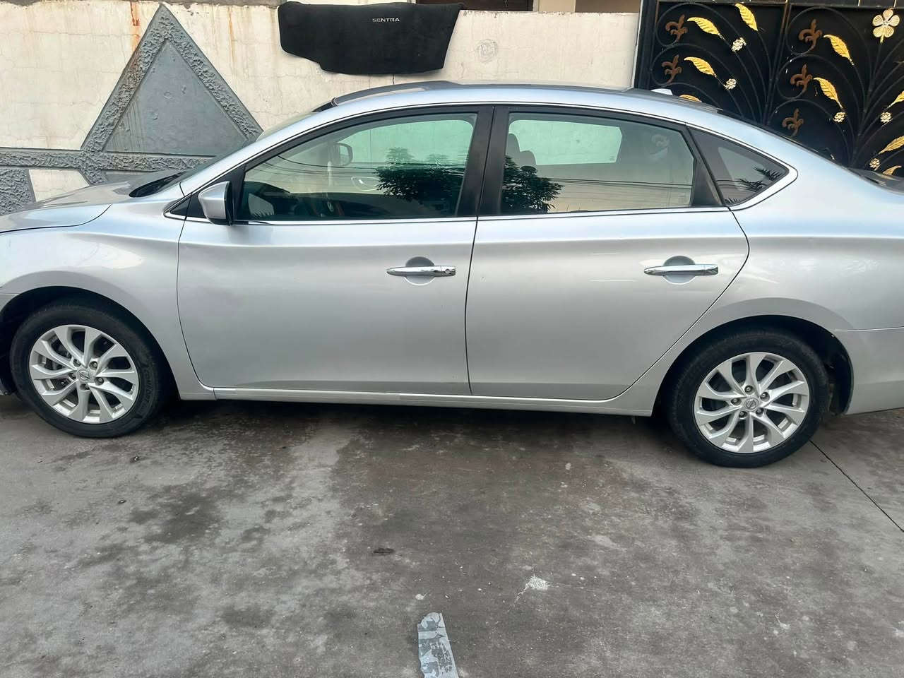 نيسان سنترا للبيع موديل 18سياره كير محرك حداديه خير من الله ضررها جاملغ وبونيد سياره فول ما عده الفتحه بل سقف رقم***********

