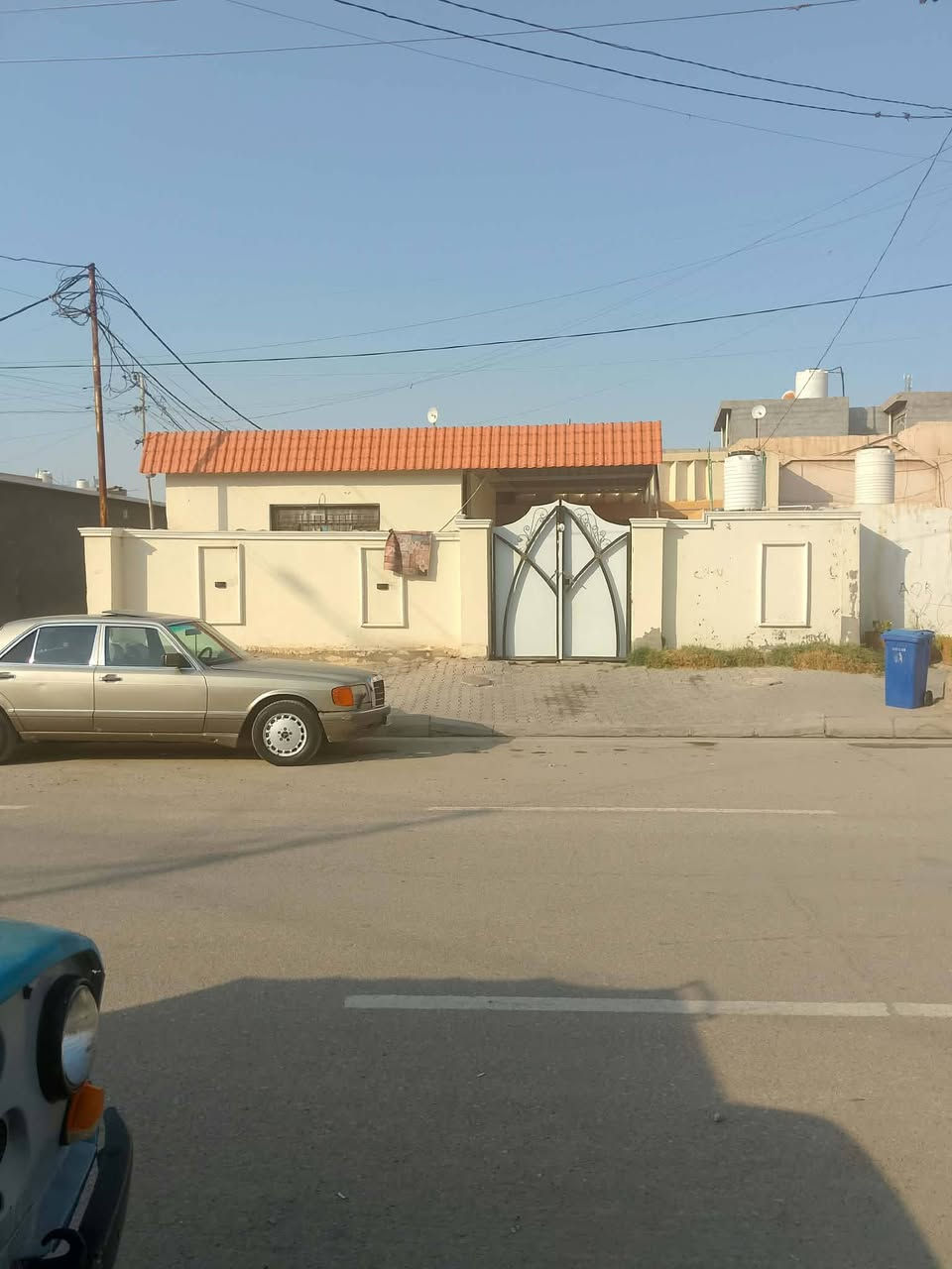 بيت في شارع الشهيد عمار فرع رقم١٥
مساحة البيت ٢٠٠م 

يحتوي على غرفتين نوم +صالة +مطبخ+حمام داخلي عدد٢+استقبال +صحيات خارجية 

بناء بلوك سقف عكادة 

سند طابو صرف مساحة السند٧٥ متر (سندمشترك)  وتكدر تضيف المساحة الباقية للسند  سعر ٩٠ وبيه مجال قليل 

أو مراوس ببيت بنفس القيمة

تكلف شي بسيط

