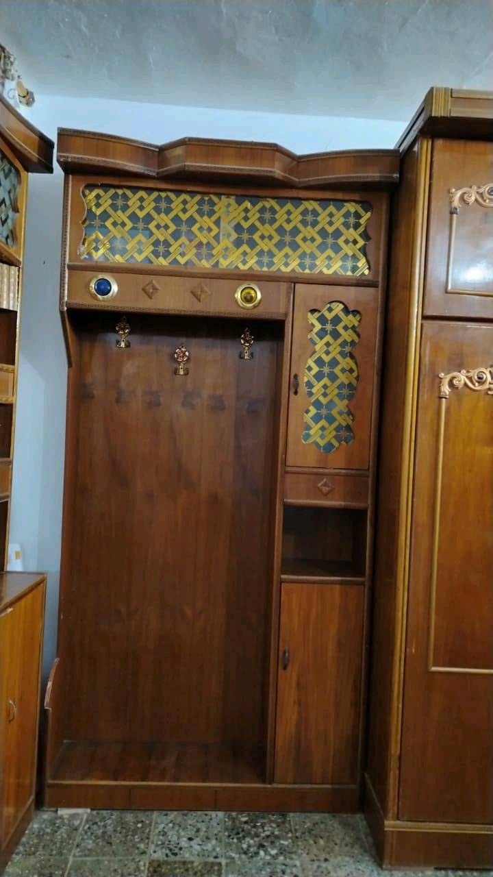 غرفه اخشاب كامله للبيع السعر المكتوب بي مجال اريد ابيعه لان غرفتي ضيگه مكاني بغداد ابو غريب. 