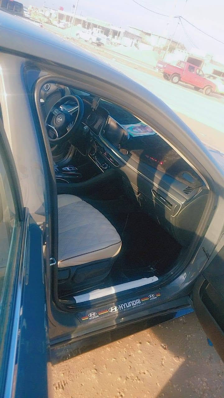 🚗 هيونداي سوناتا 2021 (SEL) وارد أمريكي للبيع
الفئة: SEL
​المحرك: 4 سلندر - 2.5 لتر
​الممشى: 135 ألف كيلومتر
​المكان: الديوانية - الحمزة الشرقي ـ رقم السياره القادسيه
​🛠️ حالة البدن والضرر:
​الضرر: قطعتين فقط (جاملغين أماميات؛ واحد متصلح بأمريكا والثاني بالعراق).
​الأيرباكات: سليمة 100% بشرط الفحص.
​📄 الوضع القانوني والأوراق:
​السيارة باسم معوق (صاحبها حي وموجود بالعراق).
​توجد وكالة عامة حصرية مع حق التصرف جاهزة للتحويل مباشرة.
​🌟 المواصفات والأوبشنات:
​التشغيل: بصمة تشغيل + بصمة أبواب + تشغيل عن بُعد.
​المقاعد: جلد كهربائي + تبريد وتدفئه بالمقاعد.
​الشاشة والعداد: شاشة ذكية + عداد سرعة بالدشبول.
​الحساسات والكاميرا: حساسات أمامية وخلفية + كاميرا خلفية دقيقة.
​أنظمة السلامة والمساعدة:
​تحديد مسار (Lane Keeping Assist).
​نظام مانع التصادم / كتم الخطورة.
​رادار النقطة السوداء بالمرايات (Blind Spot).
​المظهر الخارجي: ويلات تحوير شكل مميز وجميل + تايرات جديدة.
​السقف: بدون فتحة.
​💰 السعر والتواصل:
​السعر المطلوب: 150 ورقة ($15,000) وبيها مجال بسيط
​للتواصل والاستفسار: ***********
                       : ***********
