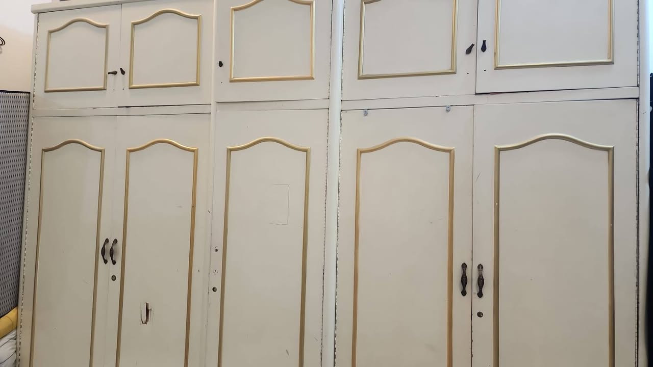 السلام عليكم غرفة اخشاب عراقي للبيع
كنتور ٥ باب وزاوية وكومدي عدد ٢ صغير وكومدي كبير 
للتواصل واتساب ***********
