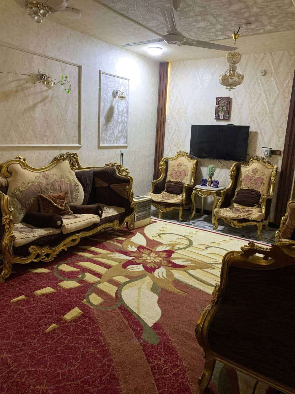 الموقع بابل حلة بستان الحلو 
المساحة:190
البيت متكون من ٣ طوابق
الطابق الاول:متكون من غرفة وهول واستقبال ومجمع صحيات
الطابق الثاني:متكون من غرفتين وهول واسع وسطح ومجمع صحيات ومخزن
الطابق الثالث:متكون من بيتونه واسعه وسطح كبير
للتواصل والاستفسار الاتصال على الرقم:***********
واتس اب:***********
