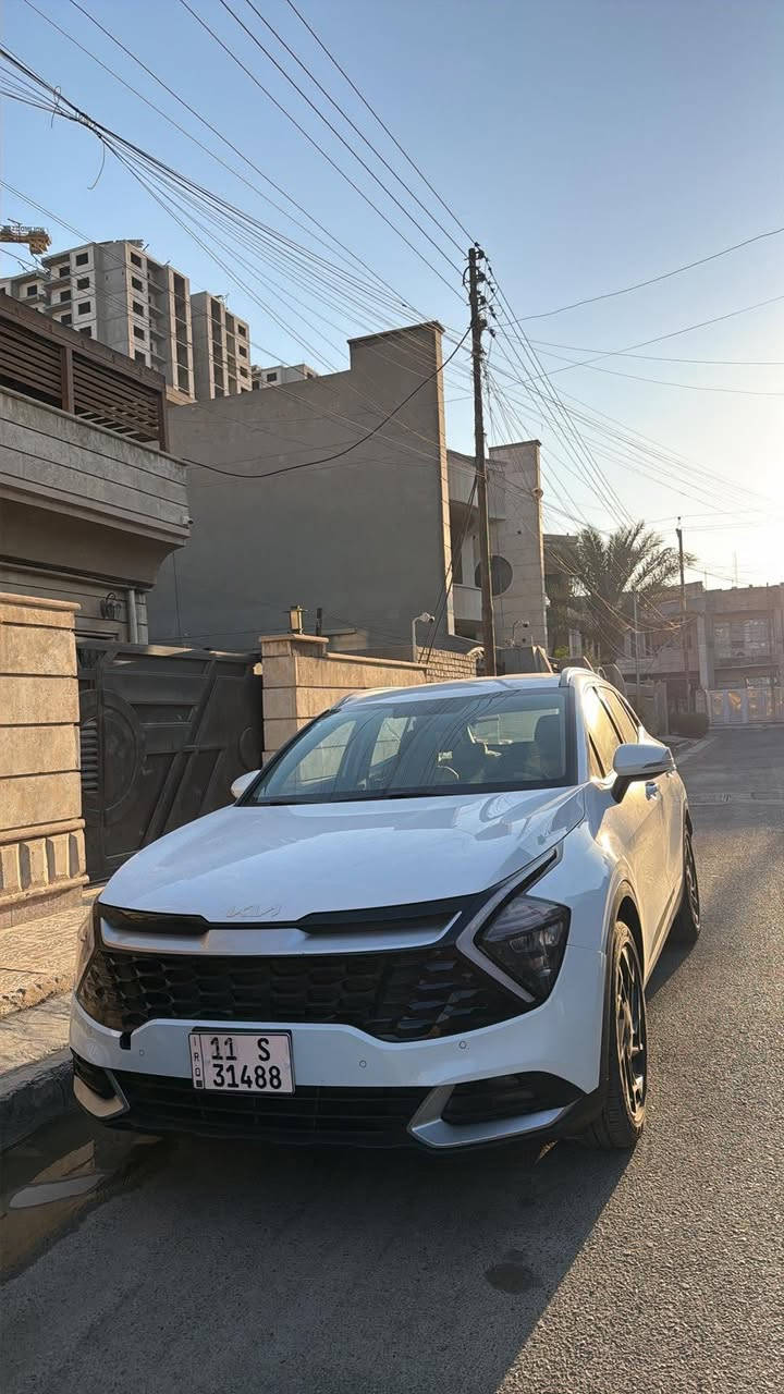 كيا سبورتج 2023 - خليجي (شركة الدولية)  
 الموديل: 2023  
 المواصفات: خليجي (وارد الدولية)  
 المسافة المقطوعة: 70 ألف كم  
 اللون الخارجي: أبيض  
 الداخلية: بيجي / رمادي فاتح (بحالة ممتازة ونظيفة)  
 الويلات: ويل كب حجم 19  
أبرز المواصفات:
 شاشة دشبول متصلة عريضة  
 تحكم استيرن كامل  
 هاند بريك إلكتروني (EPB) مع نظام Auto Hold  
 فتحات تكييف خلفية  
 حساسات أمامية وخلفية  
حالة البودي:
 السيارة مكفولة كفالة عامة، يوجد بها تعديل بسيط (PDR) بارد في باب الصدر بدون صبغ.
السعر المطلوب: 190 ورقة قفل
للتواصل والاستفسار: [***********]
