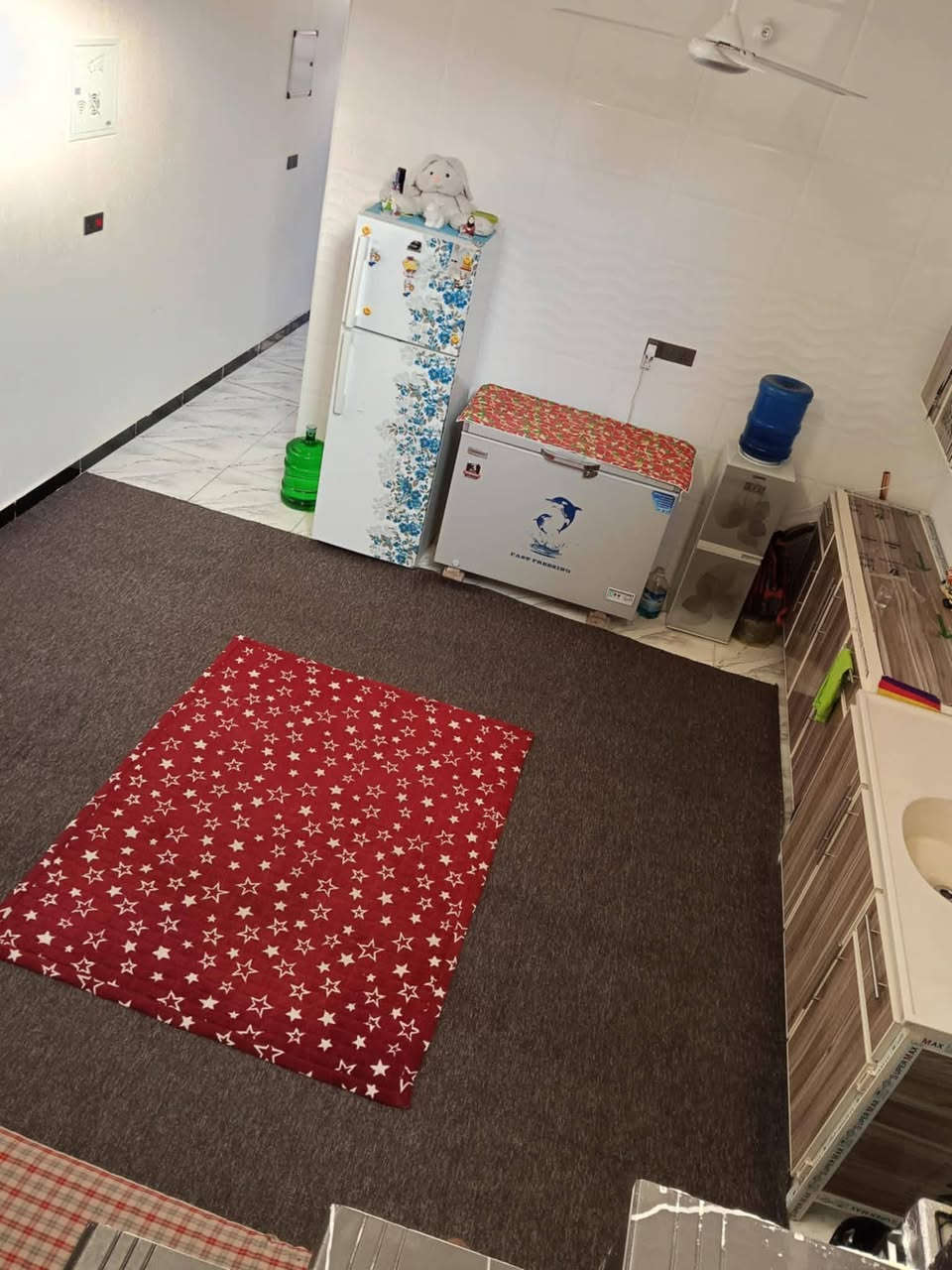 مشتمل للبيع السفحه الثانيه طابق ونص بناء حديث قريب نزله الوائلي بل بدايه ثامن مشتمل مئشر بل أحمر رقم العقار 8308اتصال*********** السعر مع مجال 63
