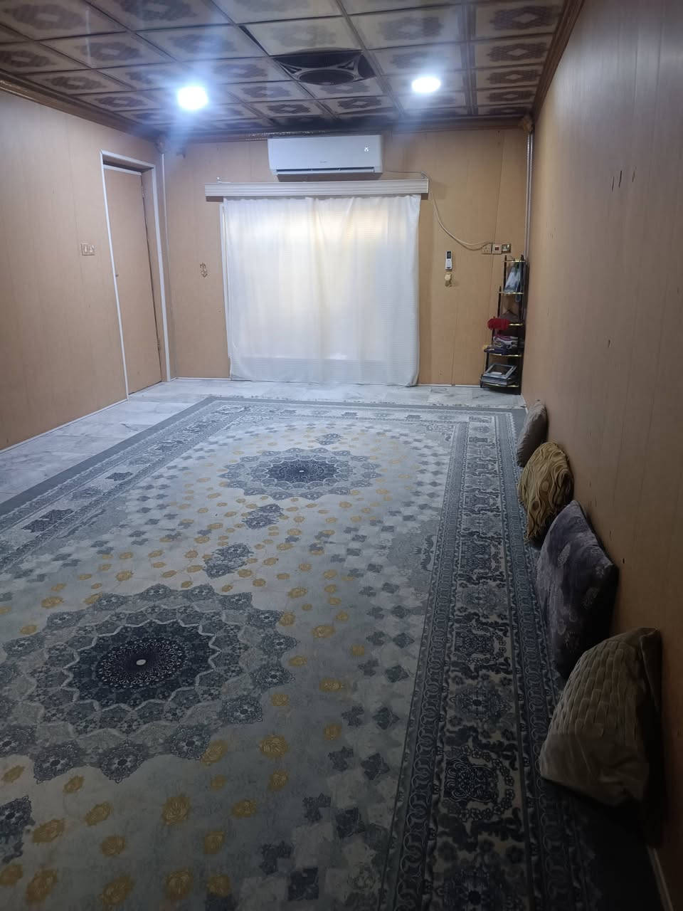 دار للبيع مساحه 170م وجه 10.25 ونزال 16.50 حي الرسالة شارع الماطور فرع المدرسة الأهلية وجها على فرع 
قاطين الأول ساحة وصحيات خارجية وداخلية واستقبال وصاله كبيره ومطبخ حار وبارد وغرفة نوم والطابق الثاني ثلاث غرف كبار البيت ترميم جديد....
مطلوب إسكان 25 مليون تتحول على المشتري 
للاستفسار الاتصال على الرقم ***********
