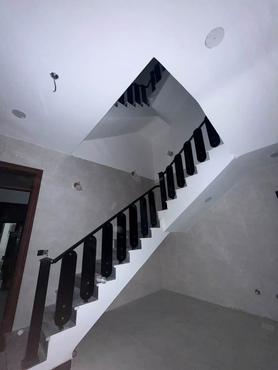 دار إلى الايجار المساحة 80 متر يتكون من 3 غرف نوم + صاله + استقبال + مطبخ + صحيات 🏠 العنوان بغداد الدوره مدخل البوعيثه مجمع شواطئ دجله شارع حلويات الحمداني قرب المدارس السعر 💵 (600) قفل الاستفسار 📲 ( *********** )

