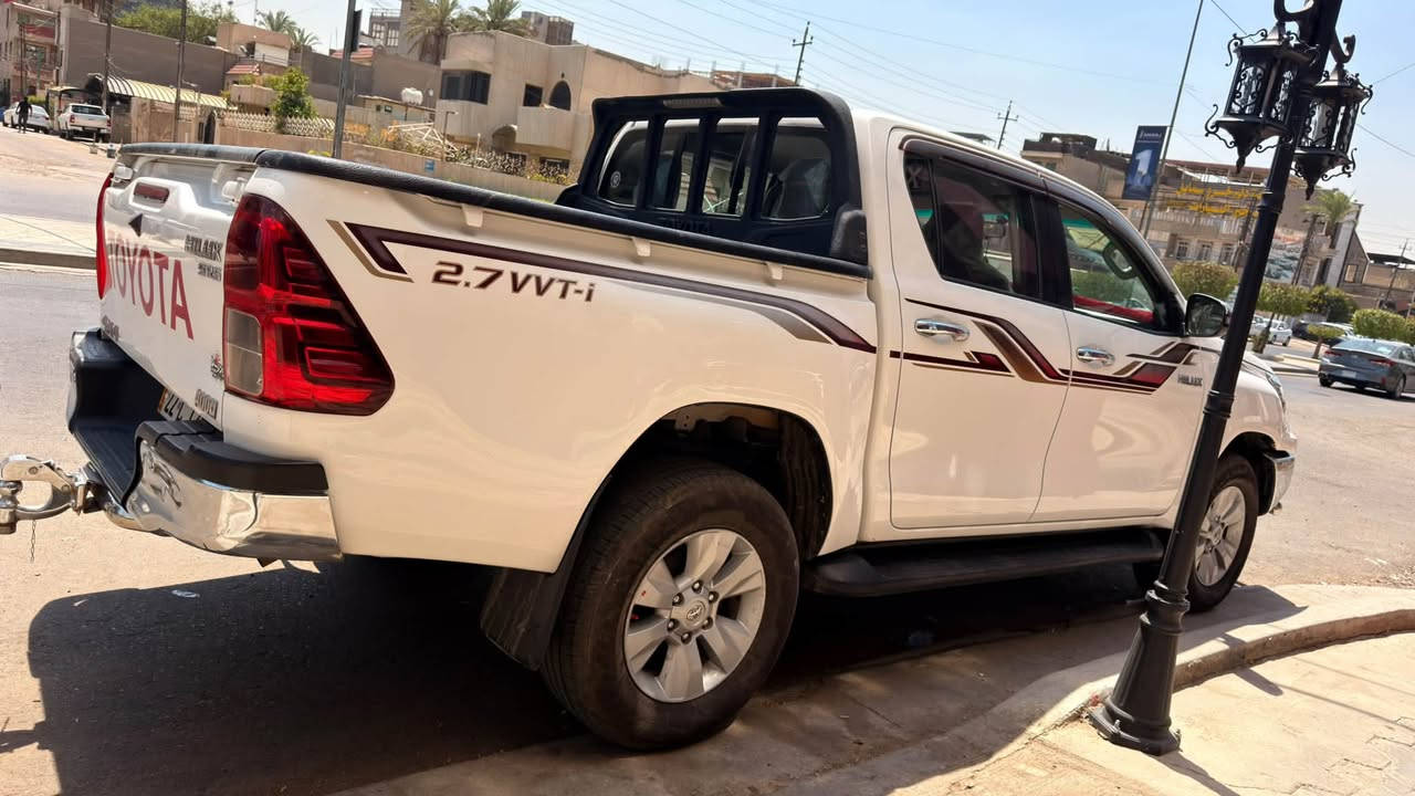 تيوتا هايلوكس 2019  فور ويل اوتماتيك ماشيه 190 الف قابل للزايده السياره مكفوله من الحادث والصبغ بيه بارد زغير ابمكانين السياره استخدام شخصي من الوكاله على ادينه وكلها عله وضع الشركة لليوم مامفتوح بيها برغي حته ادامة مامسويلها دهن كل شهر يتبدل ماشيه او ما ماشيه بانزين مكاسر محسن وعادي وفلاتر كذالك هم كل فتره يتبدلن رقم اربيل الدولي بسمنه تحويل مباشر السياره فول السعر 255 وبيها محال بسيط مواصفات : 
1- تبريد كشنات 
2- تبريد خلفي 
3- شاشه اندر ويد 
4- كامره خلفيه
5- دشبول بيانو 
6- دعاميات ستيل 
7- تحكمات ستيرن جهتين 
8- 3 وضعيات للقياده نورمل /ايكو / بور 
وباقي الموصفات معروفه
للأستفسار *********** مكان السيارة بغداد المنصور الداوودي
