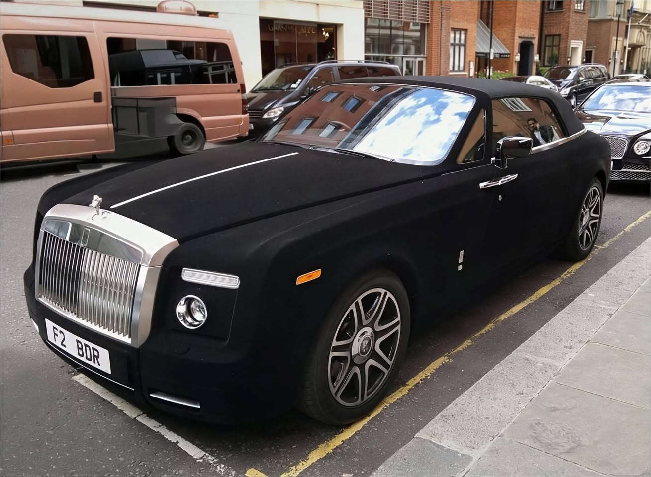 ميز سيارتك باضافة الكنتارا المخمل الها نماذج من عملي تطعيم المخمل مباشر على القطعه مو قماش يعني متانه وثباتيه وعمر اطول للاستفسار خاص او واتساب *********** عنوانه بغداد
