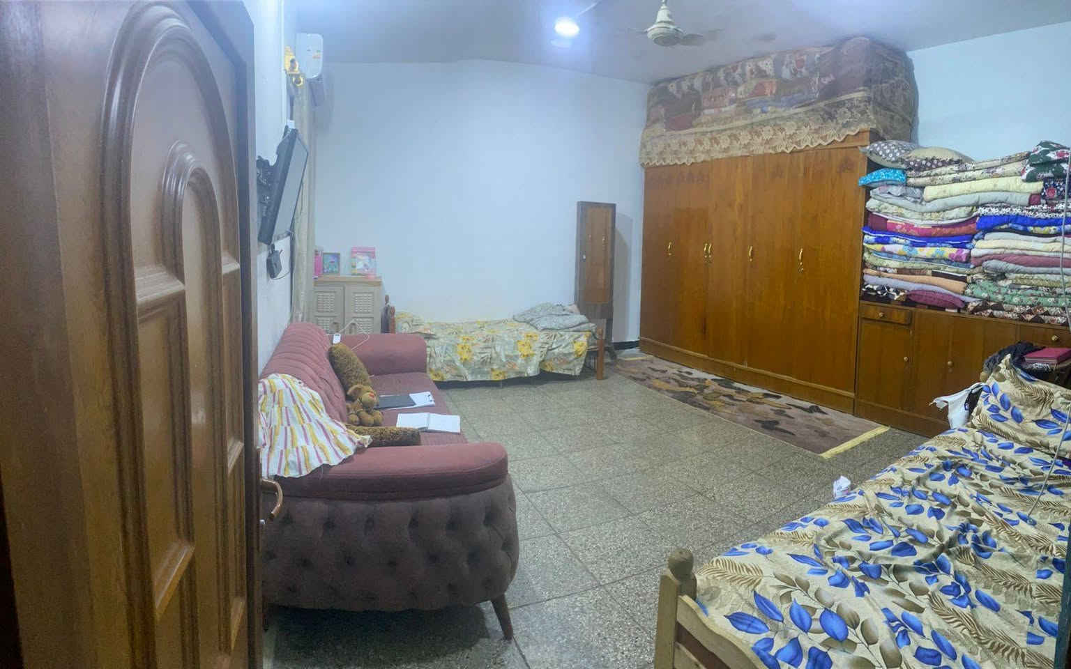 بيت بسعر جيد  للبيع مساحه 200 متر بالطابو واقع حال 220 يحتوي على ثلاث غرف مطبخ صاله استقبال صحيات داخلية  وخارجيه وكراج طابق واحد السطح شتايجر كله طابوق بناء متوسط العنوان سومر نهايه شارع المرور السعر 190 مع المجال لتواصل ***********
