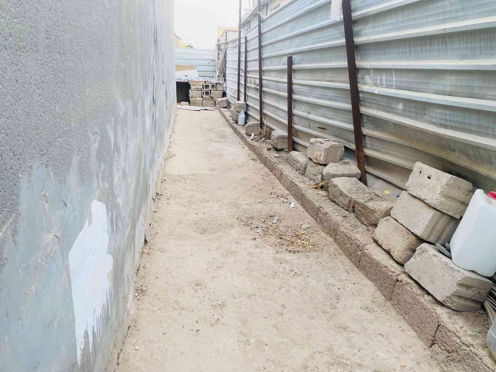 بيت للبيع بحي سكينة 
مساحة 240 م² 
يحتوي على غرفتين نوم وصالة واستقبال ومطبخ
السقف عگادة
بيت مرتب وجاهز للسكن 
مكتب دلالية أرض كوثى 
***********
