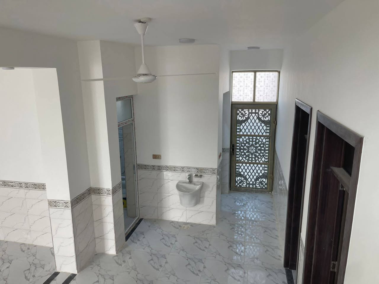 بيت للبيع في ناحية اليرموك زنكوره  على الشارع السايدين بيت جديد غير مسكون تم البناء على يد مهندس رباط ارضي بناء حجر وسمنت كتمل البناء قبل شهر تقريبا مساحة البناء 250 متر المساحة الكلية 850 خارطه حلوه مرتبه يوجد مساحة داخل السياج يمكن بناء فيها بيت ثاني  او حديقة موجود كل الخدمات ماء كهرباء مدارس روضة ومدرسة اهليه واسواق مركز صحي السعر 110 وبي مجال للشراي
