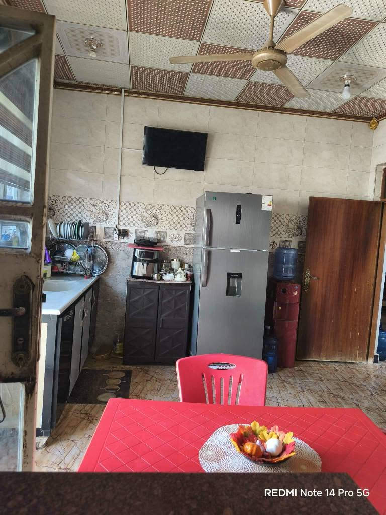 للبيع بيت زراعي كونكريت مسلح مشمول بقرار التطويب ومعاملة كاملة بالبلدية،  تأريخ البناء 2019

المساحة 200 واجهة 10  نزال 20
البيت يتكون من:
استقبال 6*4
صالة 4*8
غرف عدد 2 /  5*4
مطبخ حار + بارد
حمام + صحيات عدد 2 داخلي وخارجي 
كراج سيارة + حديقة  6* 10
بالإضافة إلى كاونتر + غرفة نوم خشب حديثة + معرض + ثلاجة 

العنوان التقية 3 مقابل ساحة التوديع (حسينية باب الحوائج) شارع الملعب الخماسي أول شارع على اليسار بظهر الجملونات بالضبط تبليط واصل للباب 

السعر 100 مليون وبي مجال 
للاستفسار  *********** ديوانية, القادسية

