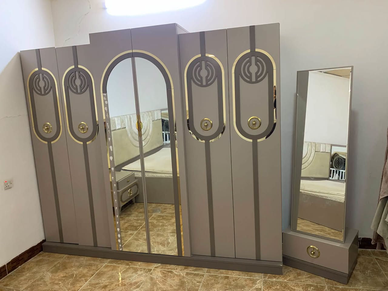 غرفة نوم ٨ قطع ماركة ونظيفه مع دوشك طبي للبيع
العنوان /  سرجنار شارع ابو سناء مجاور فندق برج الحياة بالضبط للاستفسار الاتصال  على الرقم ***********
