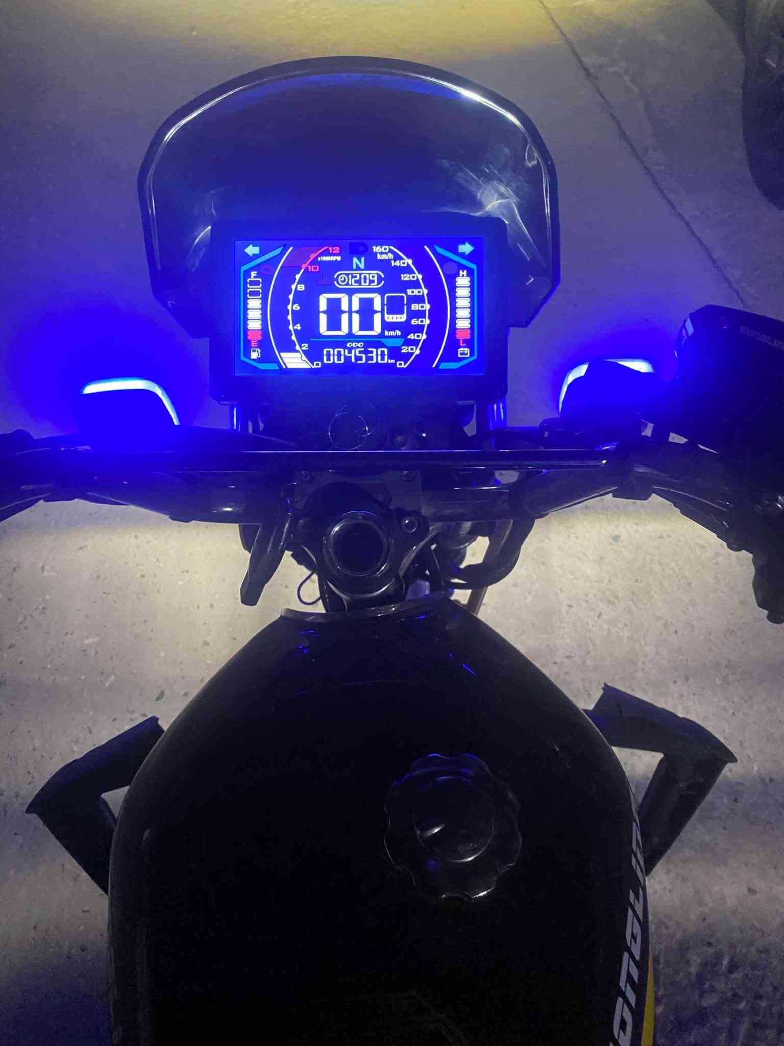 السلام عليكم سيفان 2026 اخت الزيرو ماماشيه اهواي  محرك 200cc دراجه كفاله من كلشي محرك كهربائيات شاشه شغاله رقم ***********
