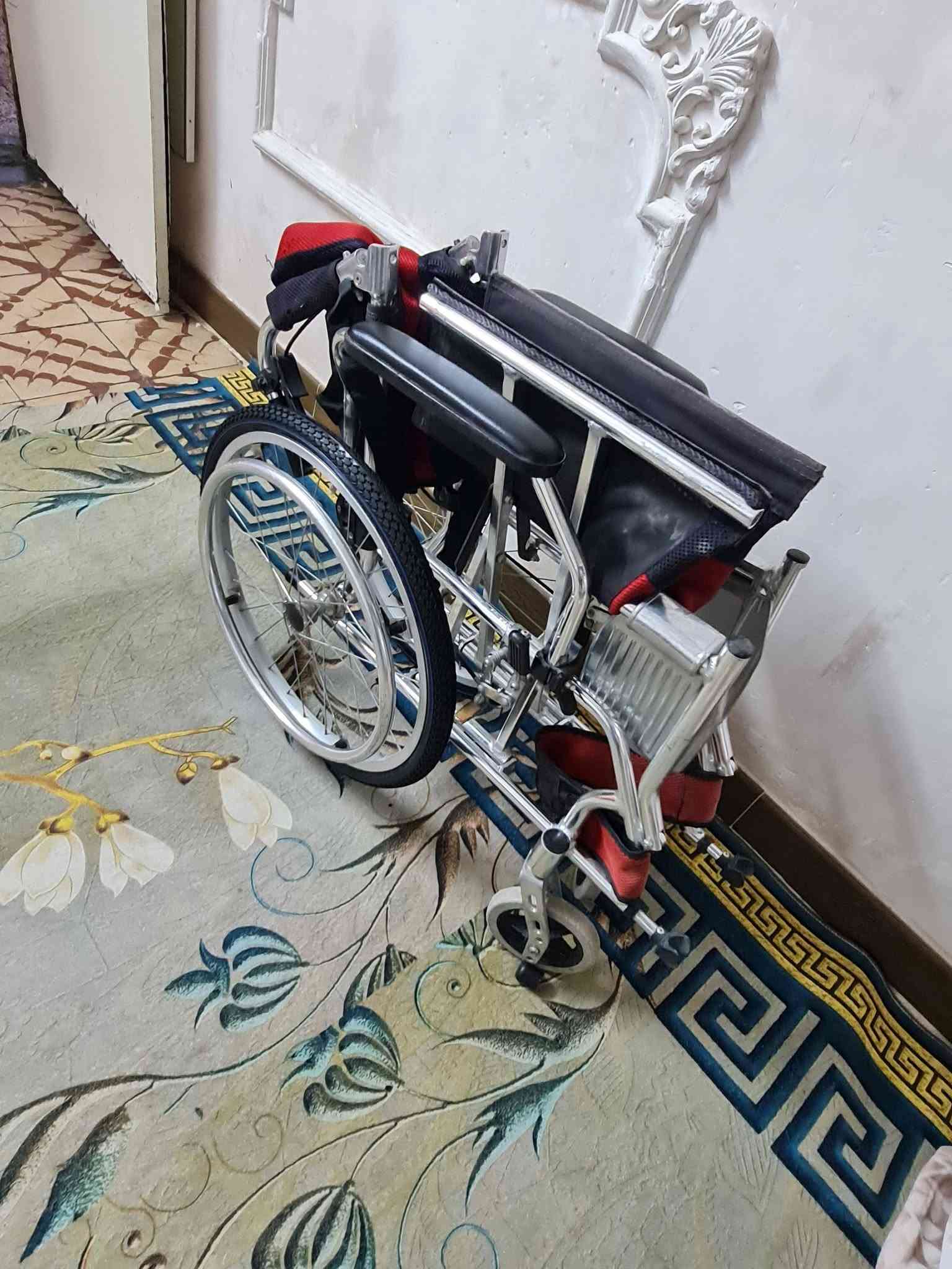 مقعد ٤٥ • هيكل ألمنيوم • أرجل متحركة