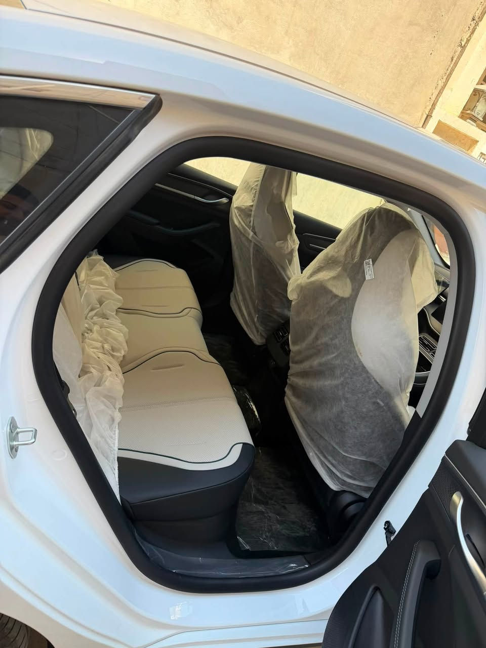سلام عليكم بيوايدي دستروير ٢٠٢٥ ماشيه ٣٠٠ كيلو اخذتهه قبل ٥ ايام من شركه الحلو ضمان ٣ سنوات  تعتبر زيروو السعر ٢٢٥٠٠ كفاله عامه حته من الشخط مكانهه السيديه ***********سياره رقمتهه بسمي
