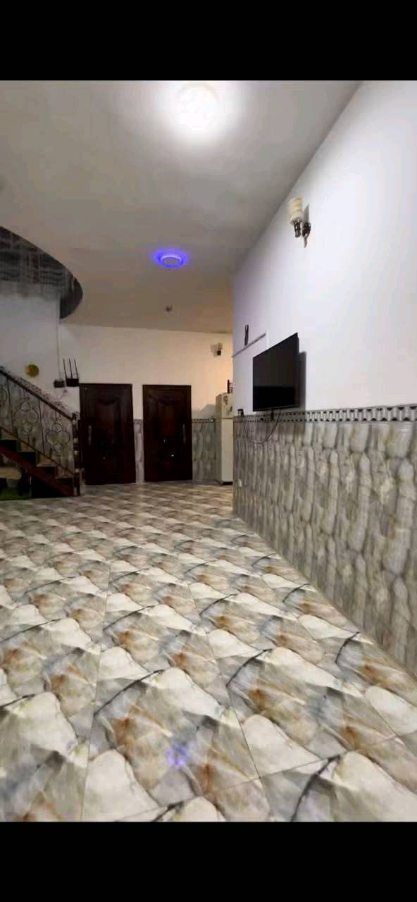 بيت للبيع مساحه 333 
مكان: حي الزهراء حي الشمر الفرع الاول 
تفاصيل:  سند 25 طابقين 
الطابق الاول:طراز حديث يحتوي على غرفه نوم عدد 2+مطبخ +صاله + استقبال +صحيات داخليه وخاريجه 
الطابق الثاني: بناء جديد ويحتوي على غرفتين نوم سويت  وصاله وصحيات 
***********