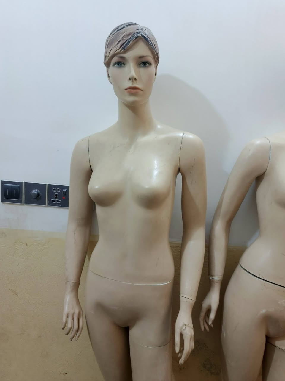 سلام عليكم لعبات العرض الملابس سعرهن كلهن ب100 الف ***********
