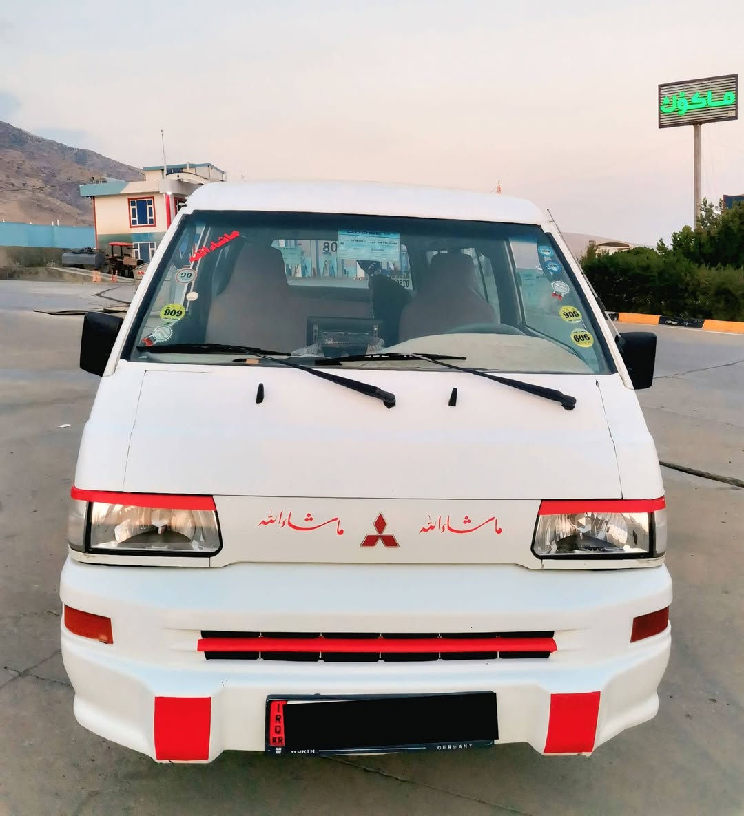 پاس مستر بۆشی 2008
گێروو مەکینەو اکسل بەشەرت 
تەحویل خرامە بەشەرت
تەبرید و مەرگەزی ئیش دەکات 
هەزەی نوێیە 
ئایپادوو کامێرایە
دەرگە کارەبایە
یەک دینار مەسرەفی نیە 
جائیزە بۆ ئیش کردن 
جێ جێ بۆیاغی هەیە سەقفوو شانی نیەتی
مشتەری پەیوەندیمان پێوە بکە 
***********
***********
