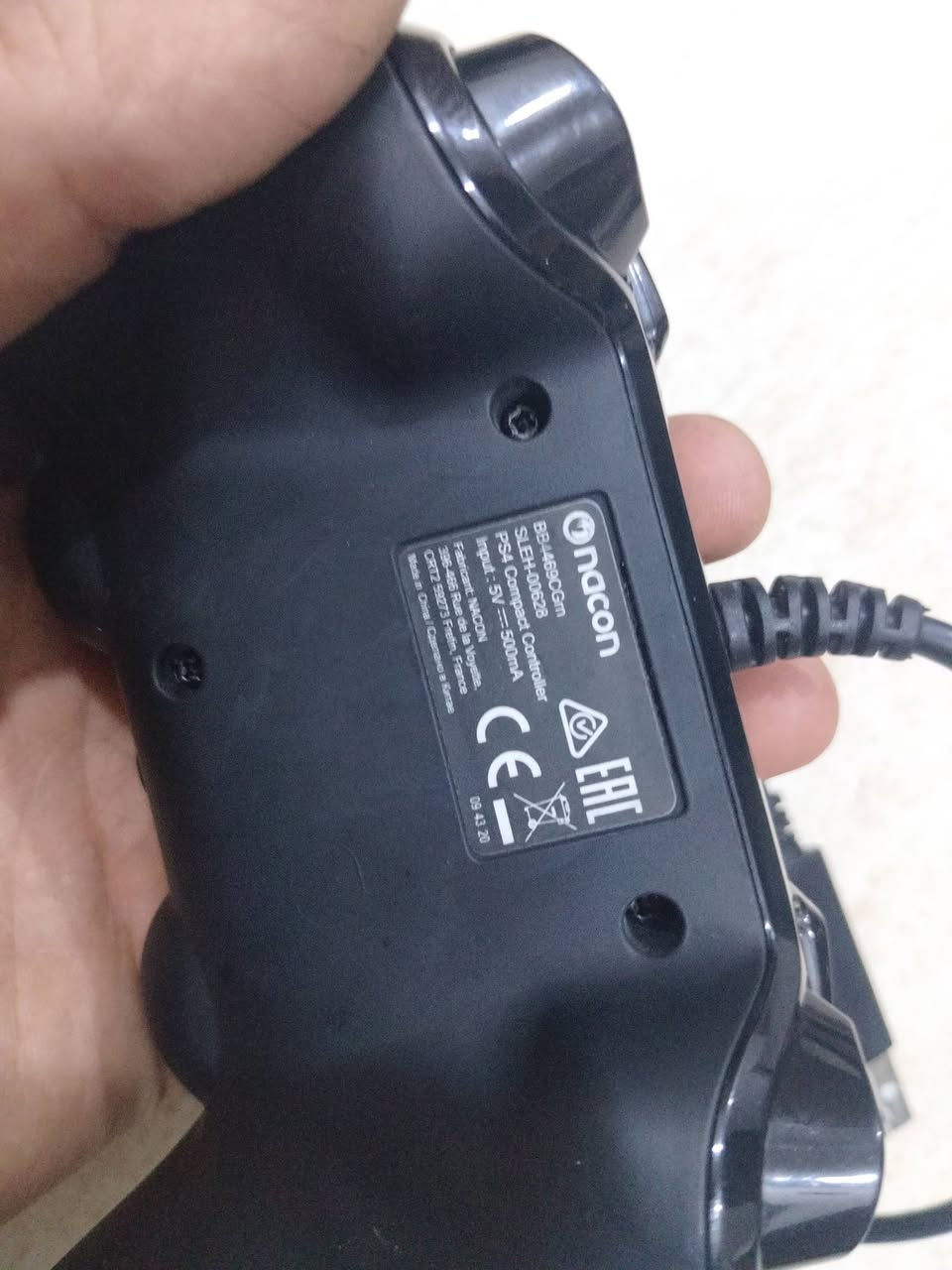 اصلية للبيع بسعر 25.000 نسبة النظافة 99% 
يد التحكم السلكية Nacon Wired Compact Controller هي واحدة من أشهر البدائل الاقتصادية ليد التحكم الأصلية (DualShock 4)، وهي مرخصة رسمياً من شركة Sony.إليك شرح مفصل لأبرز مواصفاتها ومميزاتها، بالإضافة إلى تقييم جودتها بناءً على مراجعات اللاعبين:⚙️ المواصفات والميزات الأساسيةالاتصال سلكي بالكامل: تأتي بكابل مدمج طويل يبلغ طوله 3 أمتار، مما يمنحك استجابة سريعة جداً بصفر تأخير (0 Input Lag)، كما يخلصك من مشكلة شحن البطارية أو تلفها بمرور الوقت.التوافق الكامل: تعمل مباشرة بمجرد التوصيل (Plug and Play) على جهاز PS4 (بما في ذلك نسخة Pro و Slim) وأيضاً على أجهزة الكمبيوتر (PC).المكونات الأساسية: تحتوي على جميع الميزات الأساسية ليد البلايستيشن الأصلية، مثل لوحة اللمس (Touchpad)، ومحركات الاهتزاز المزدوجة، ومنفذ 3.5 ملم لتوصيل سماعات الرأس مباشرة باليد.التصميم الخارجي: السطح مغطى بطبقة مطاطية ناعمة (Rubber Layer) تمنع انزلاق اليد أثناء اللعب الطويل وتوفر قبضة ممتازة
