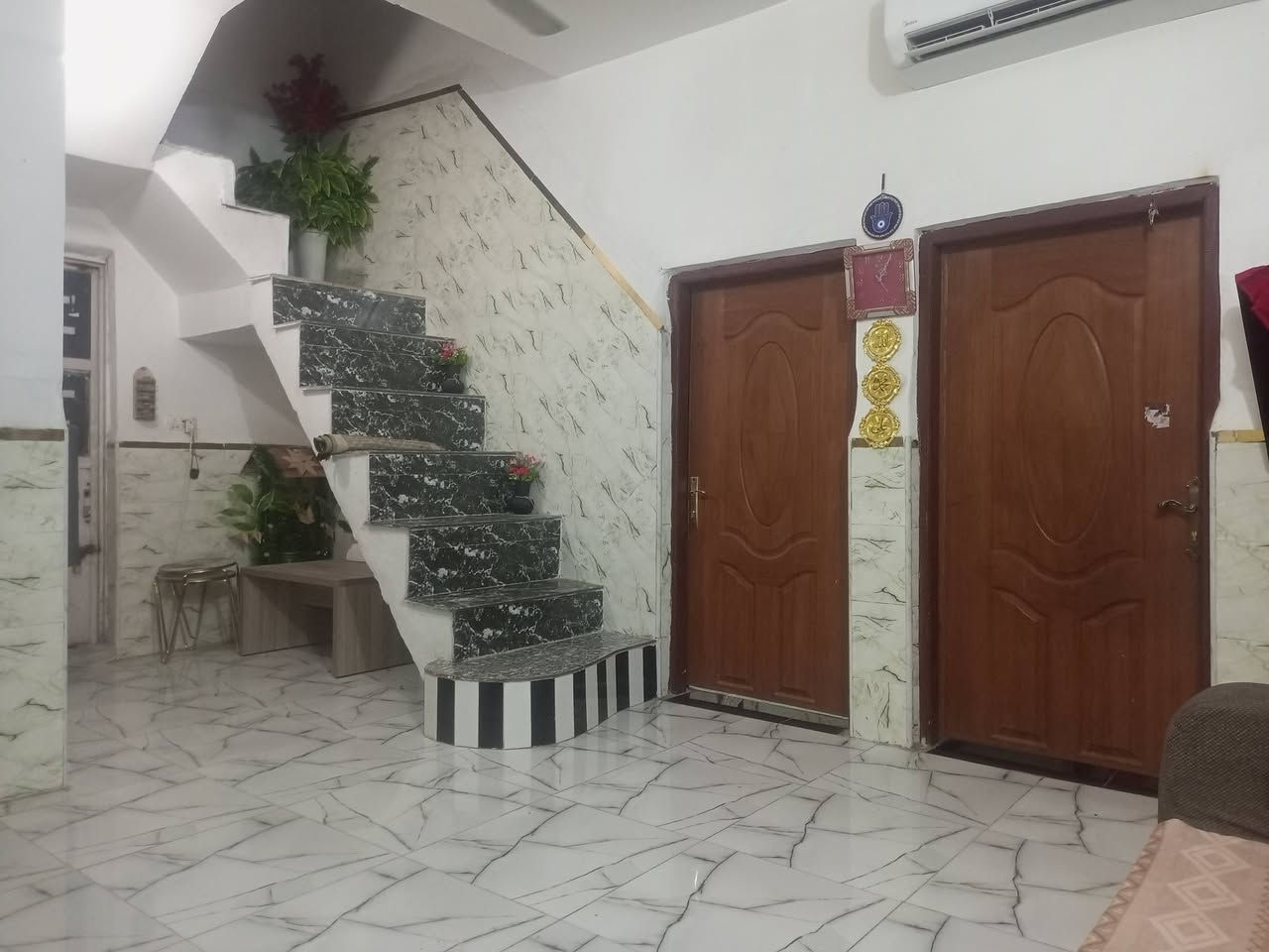 بيت للبيع غرفتين نوم وصاله واستقبال ومطبخ وكلدور 
مساحته 170 العنوان الدوانم قريب اسواق المدينه 
تلفون *********** السعر اتصل وتدلل
